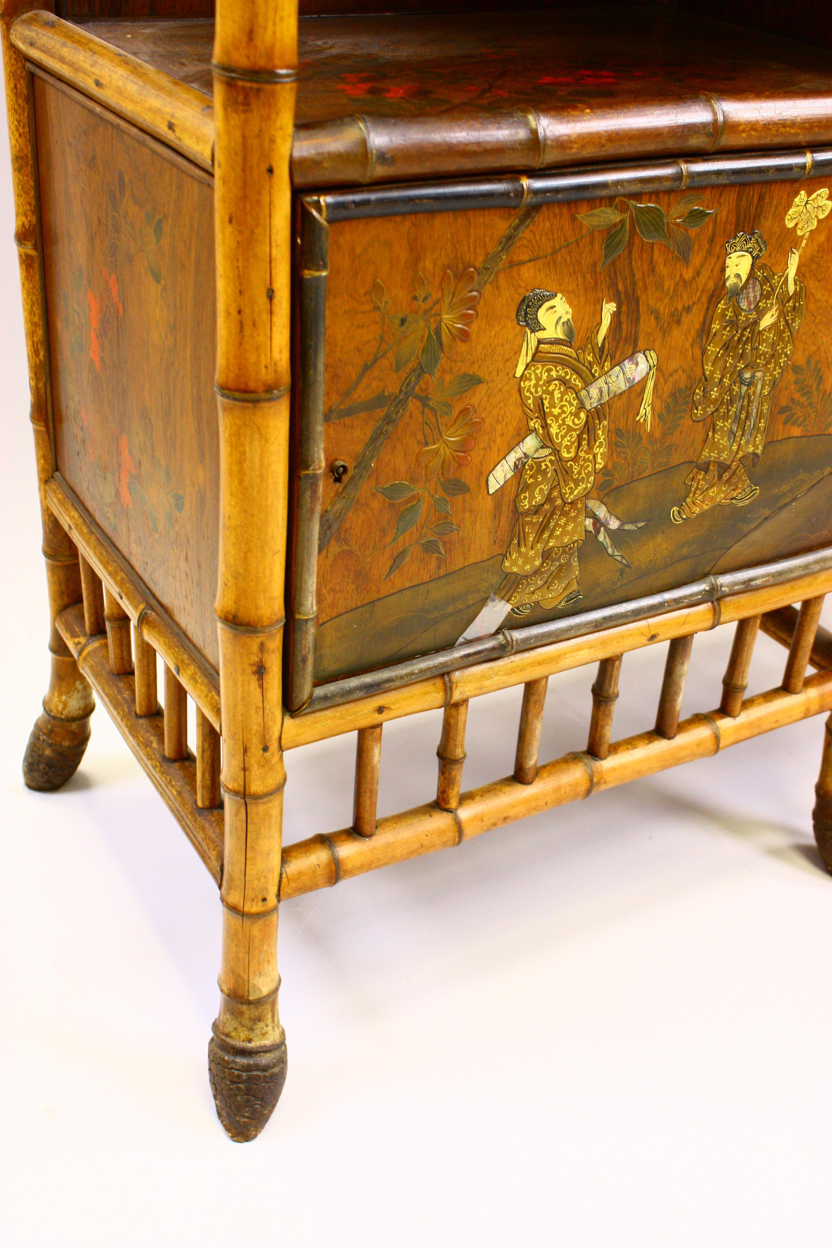 Mobile in bambù laccato del XIX secolo. Circa 1870. Ispirato all'arte tradizionale giapponese.


