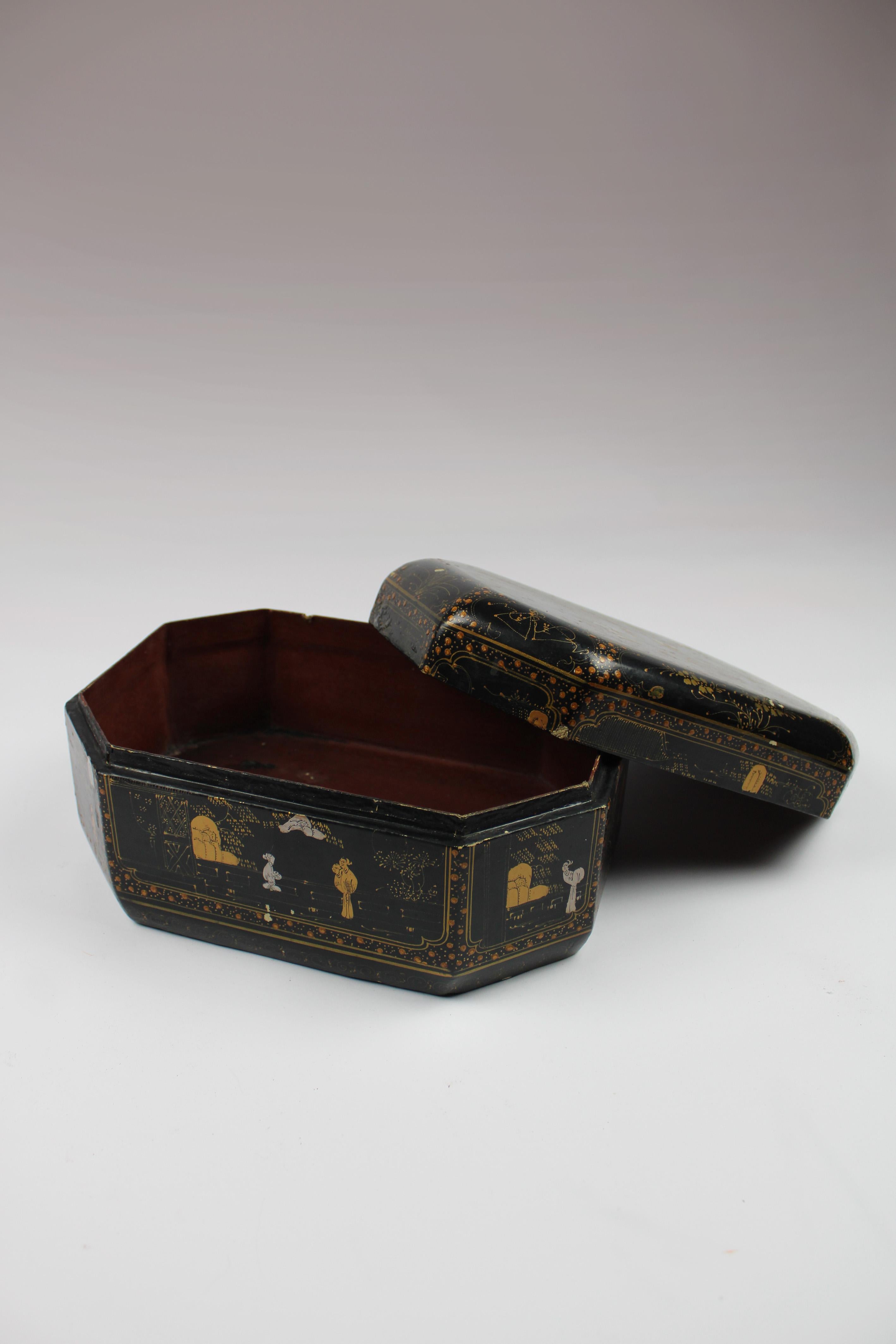 19th Century Lacquered Box Black Octogonal Chinese Export Gilded Floral In Good Condition For Sale In Antwerpen, BE