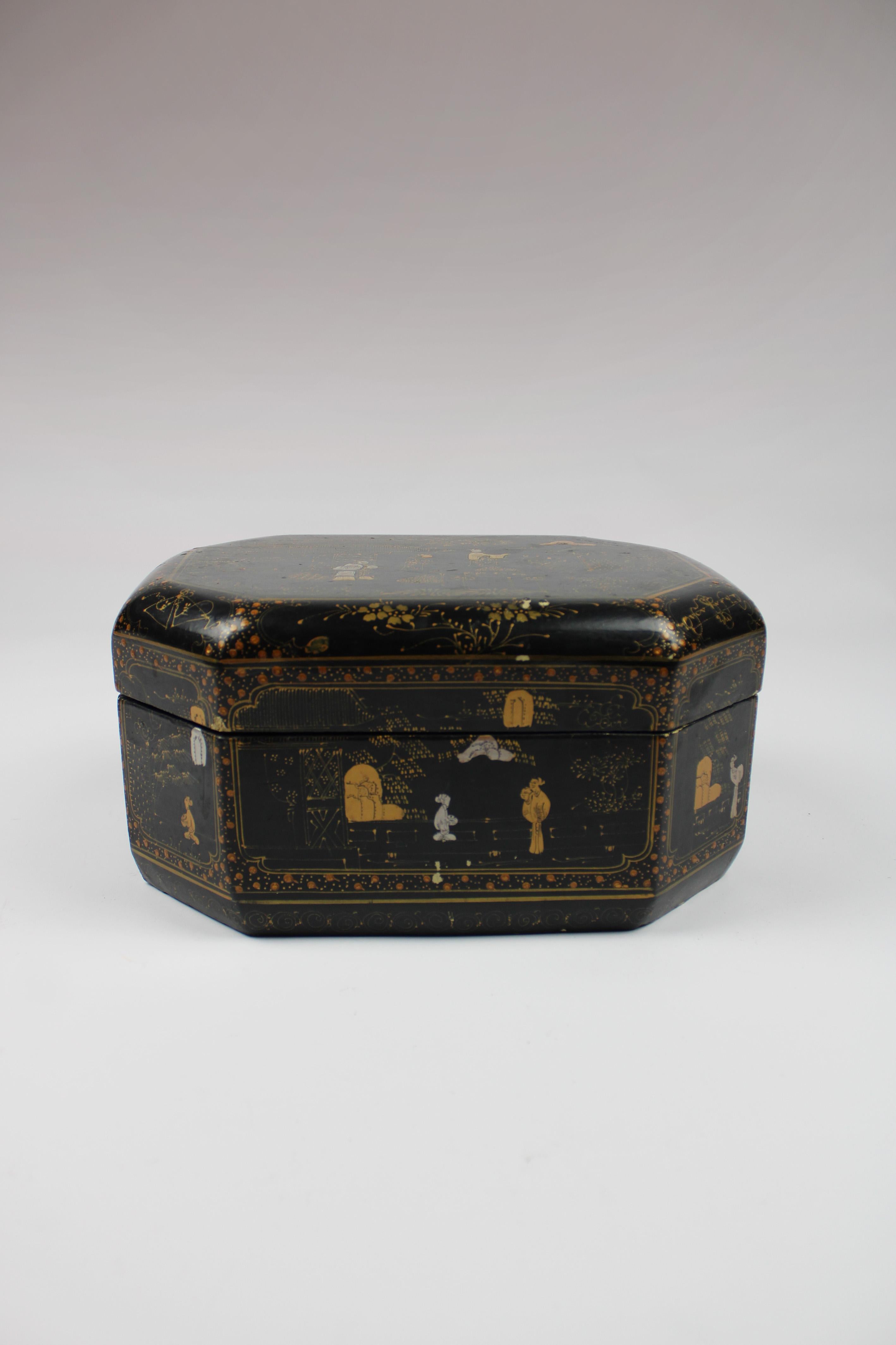 19th Century Lacquered Box Black Octogonal Chinese Export Gilded Floral For Sale 1