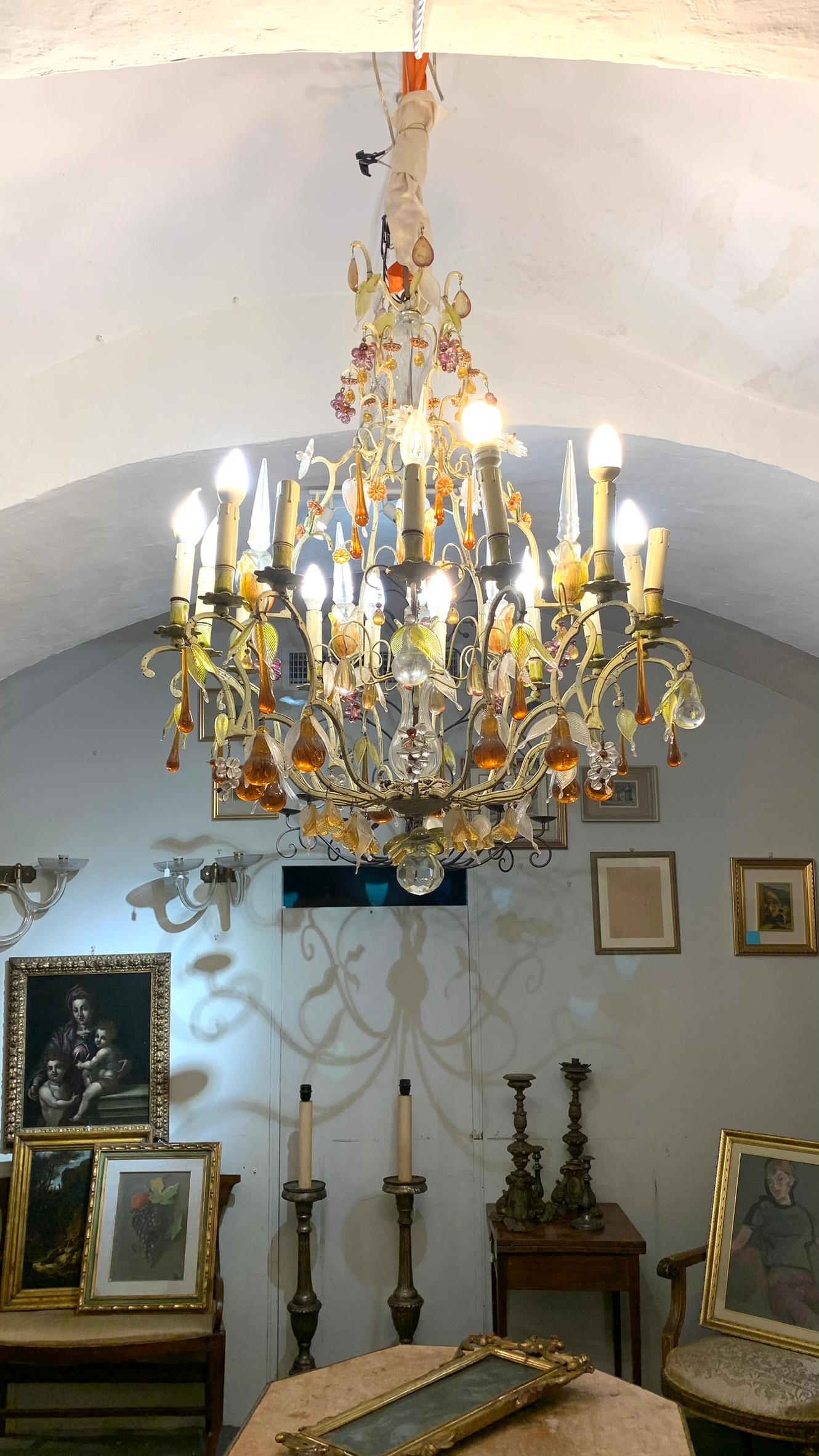 Refined chandelier in white lacquered bronze with fruit pendants (grapes) and colored glass leaves (yellow, purple and orange). The chandelier has 24 lights. It is ascribed to Tuscan manufacture from the end of the 19th century.

Measurements: H