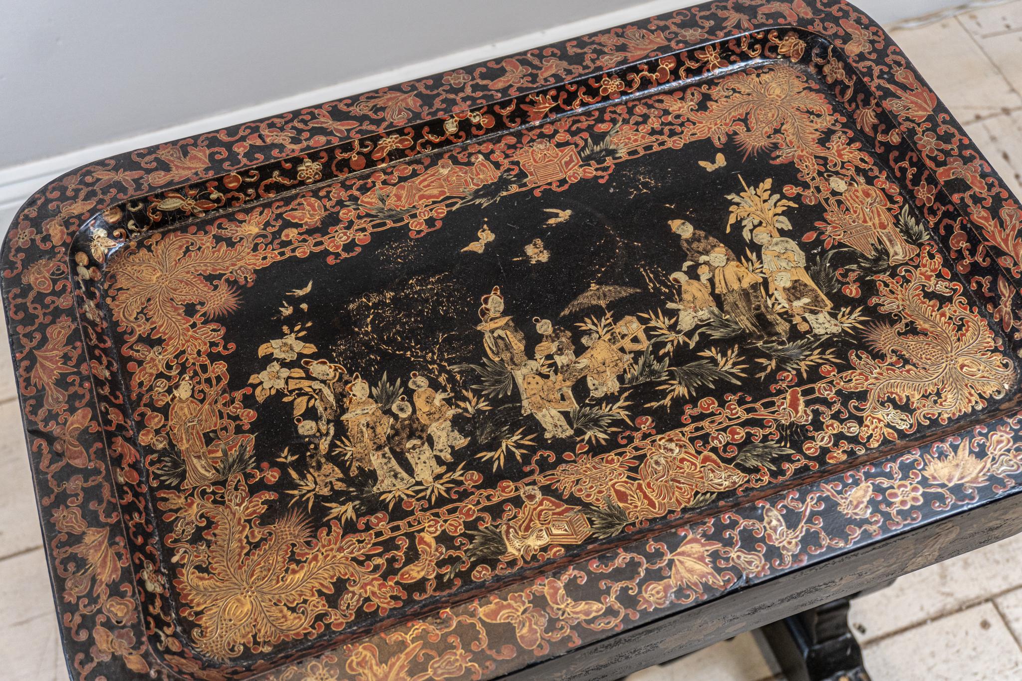 Lackierter, verzierter Chinoiserie-Beistelltisch oder abnehmbarer Tabletttisch, 19. Jahrhundert (Französisch)