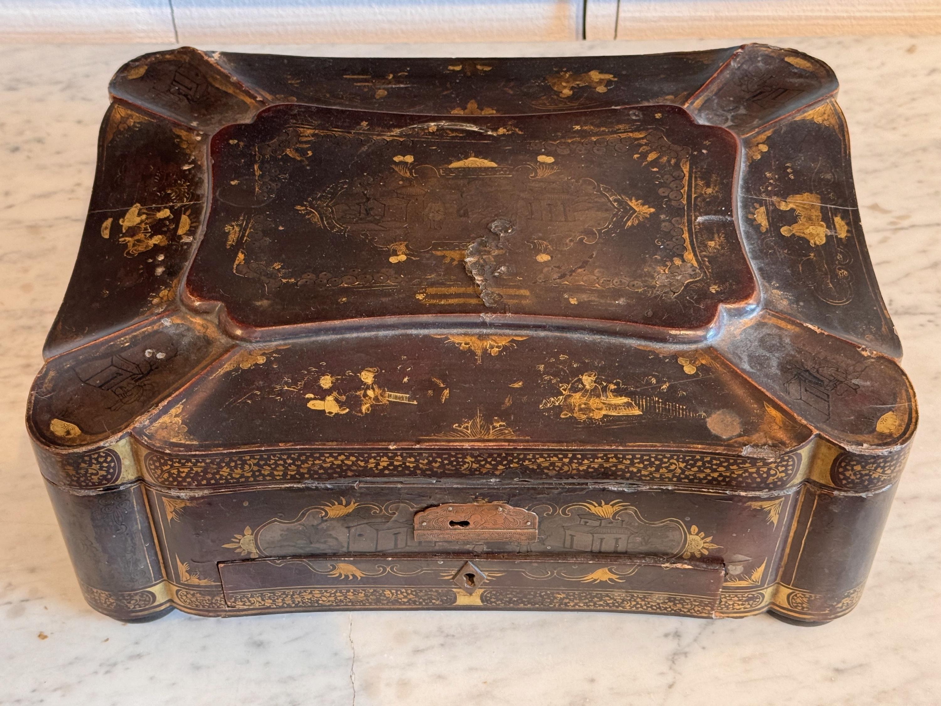 Scatola da cucito Chinoiserie laccata del XIX secolo In condizioni buone in vendita a Charlottesville, VA
