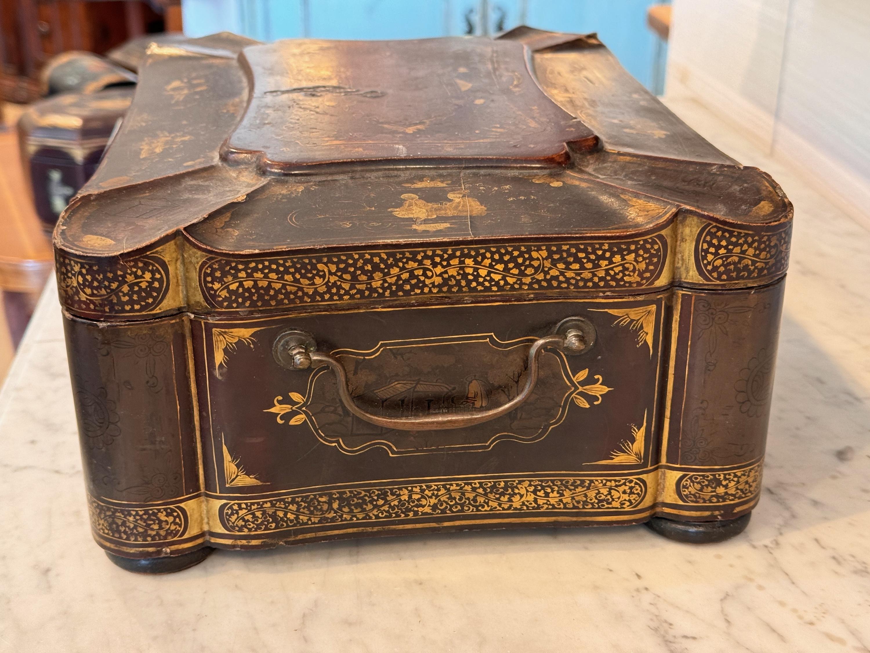 Legno Scatola da cucito Chinoiserie laccata del XIX secolo in vendita
