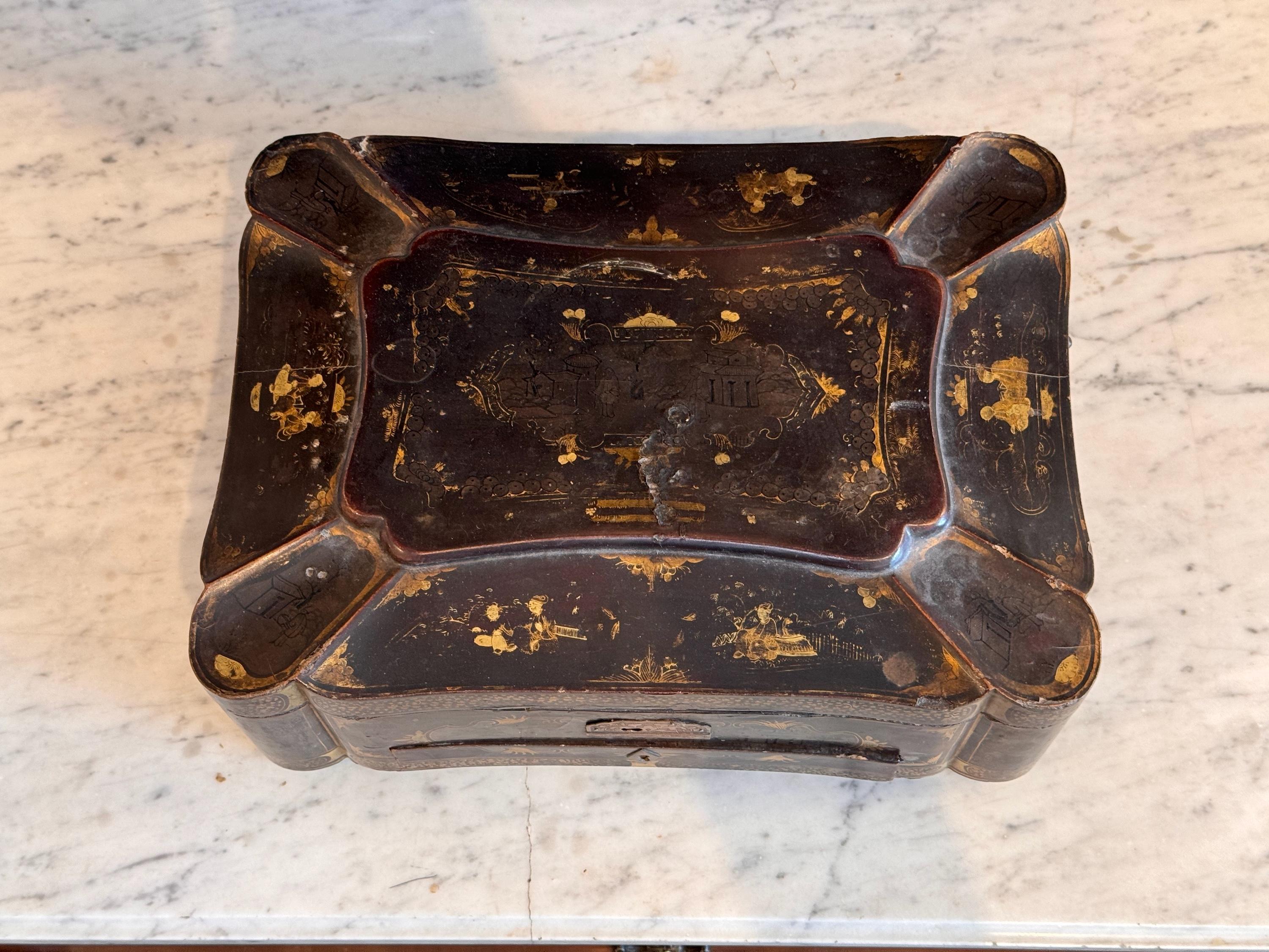 Scatola da cucito Chinoiserie laccata del XIX secolo in vendita 1