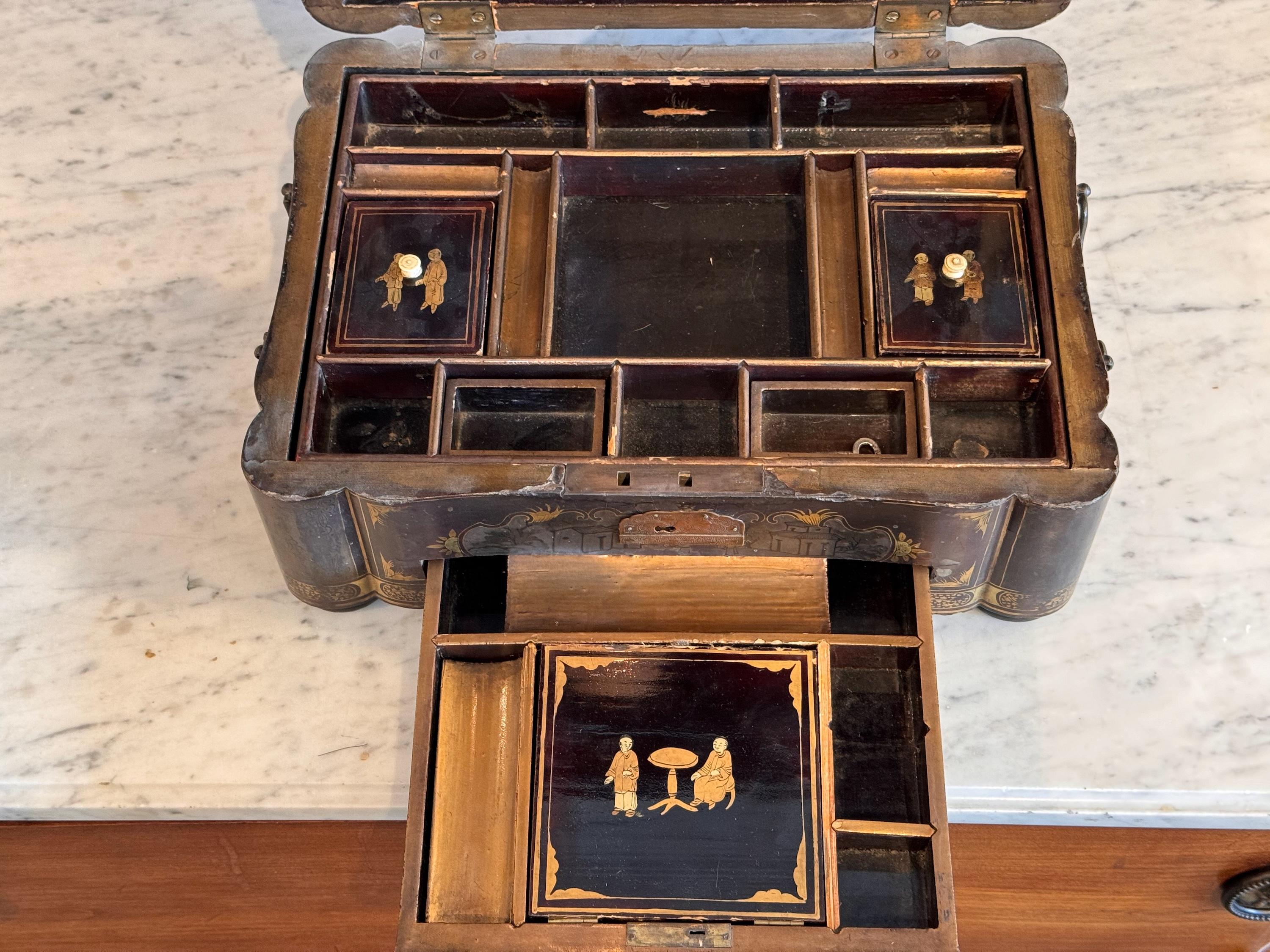 Scatola da cucito Chinoiserie laccata del XIX secolo in vendita 2