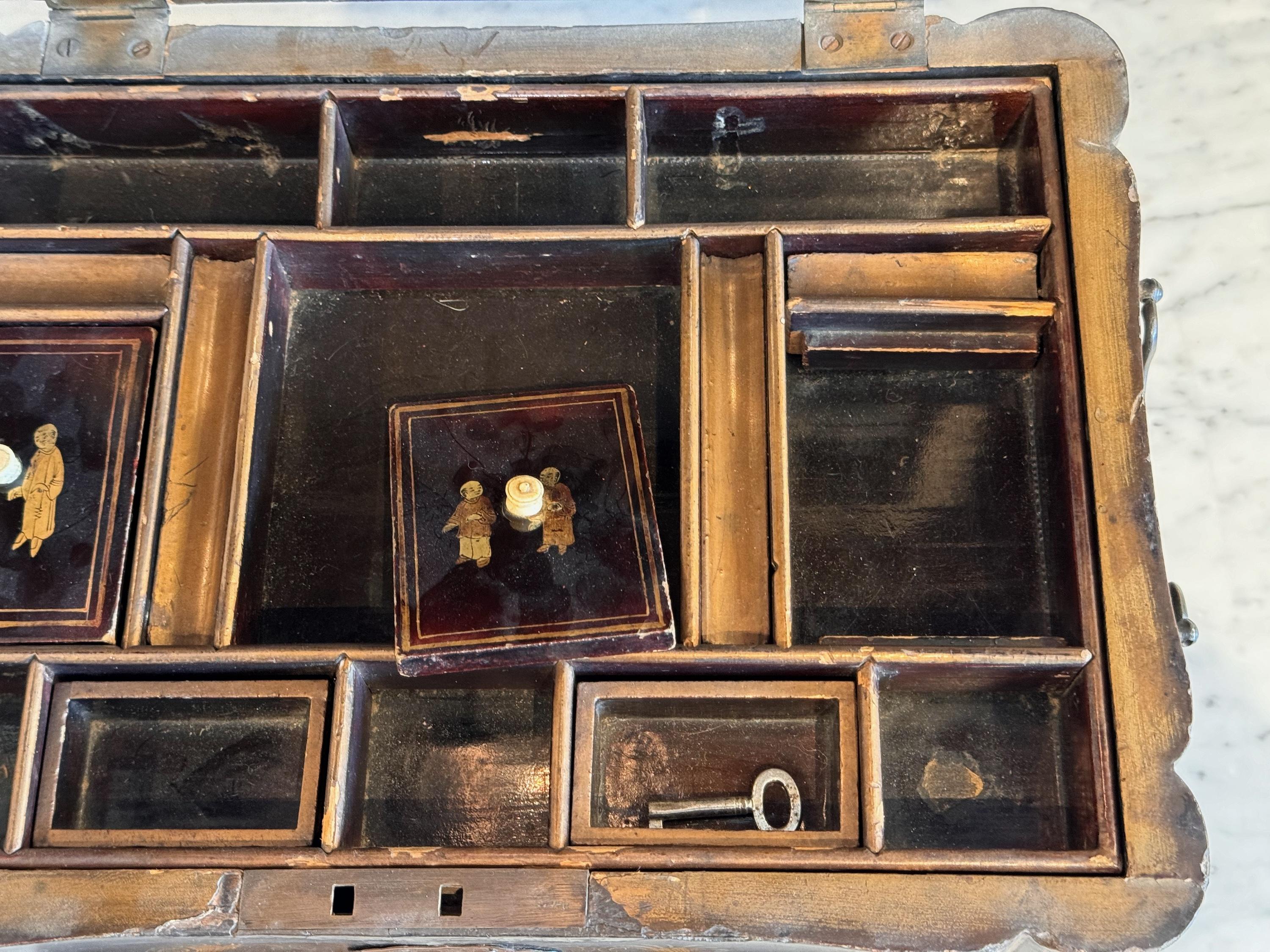 Scatola da cucito Chinoiserie laccata del XIX secolo in vendita 3