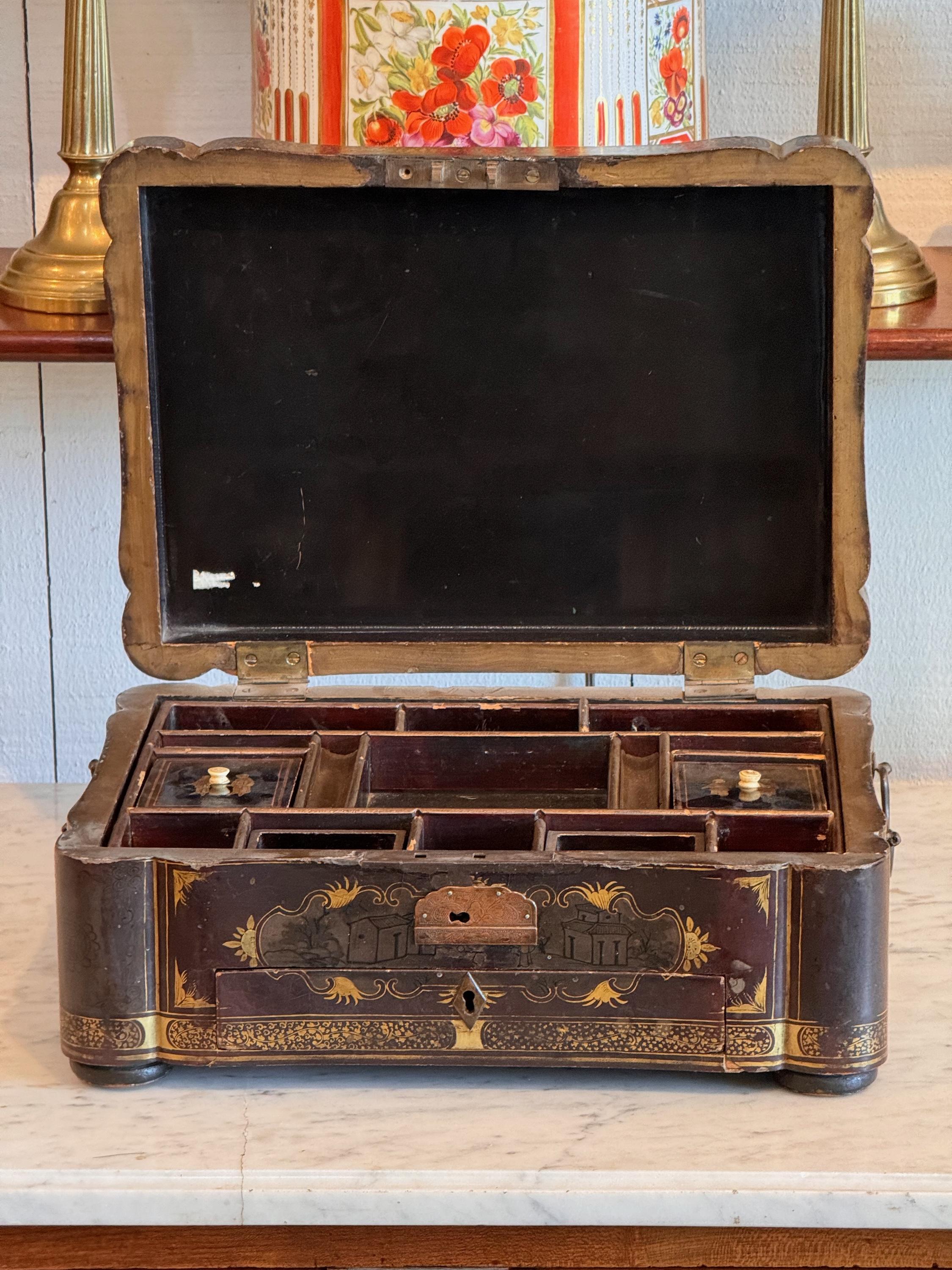 Scatola da cucito Chinoiserie laccata del XIX secolo in vendita 4