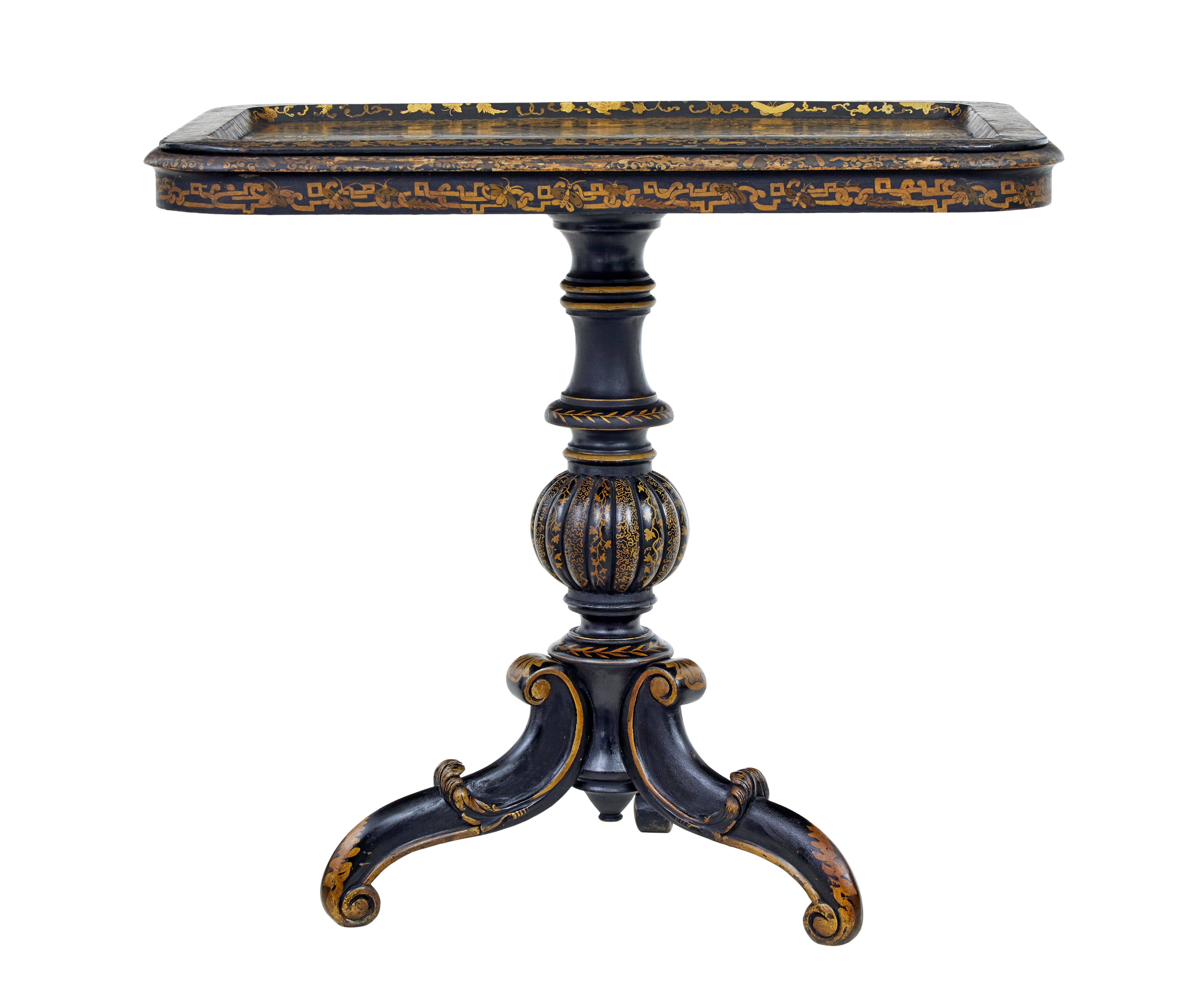 Table plateau chinoise du 19e siècle, laquée noir, vers 1880.

Table plateau magnifiquement peinte et décorée à la main.  Base laquée noire, abondamment peinte à la feuille d'or, représentant des scènes d'une réunion sociale chinoise traditionnelle,