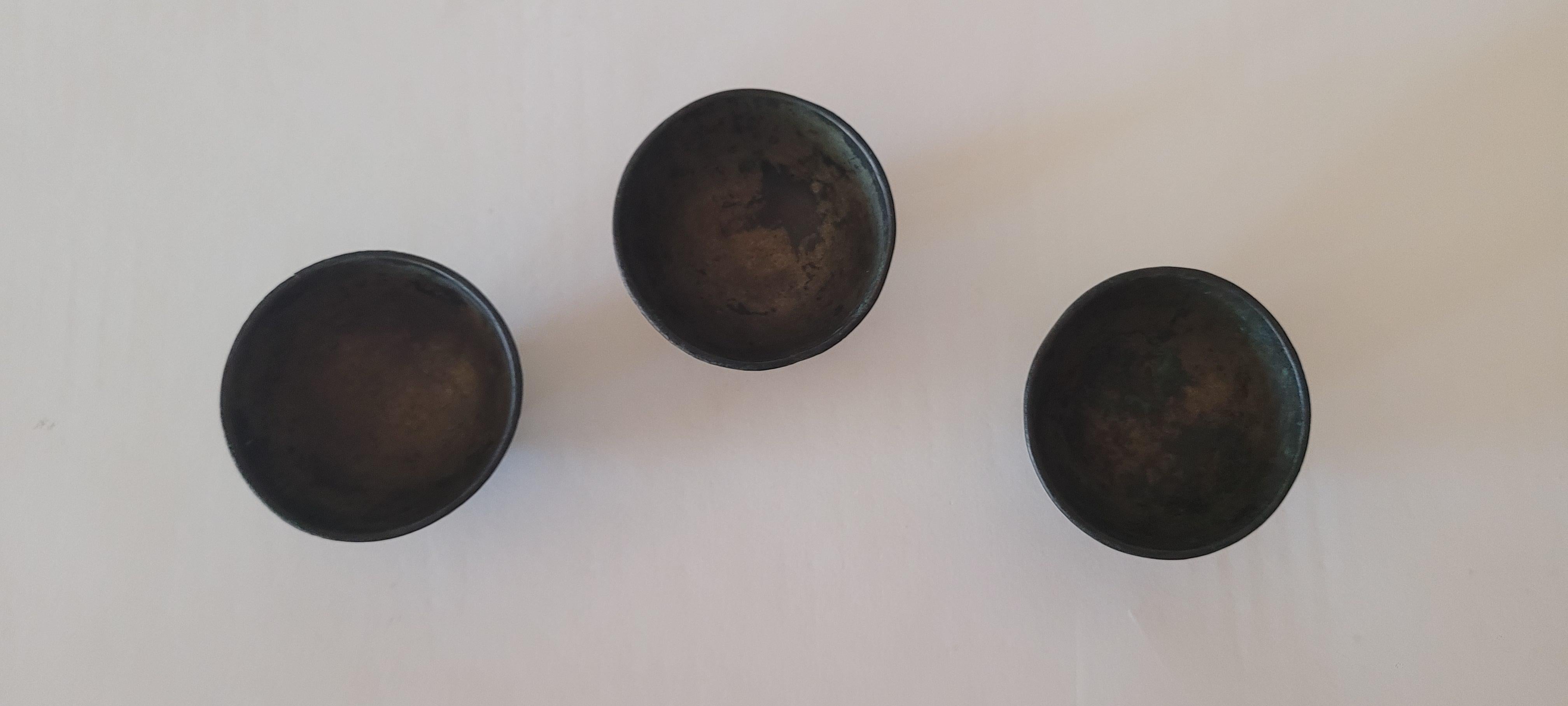 Lackierte Teetassen
Diese Becher erreichen die höchste Form der Vollkommenheit in Form und Gestalt.  Jede ist aus einem Stück Massivholz handgeschnitzt und dann mit Silber ausgekleidet.  Die oberen Ränder sind fein geschnitzt, im Stil archaischer,