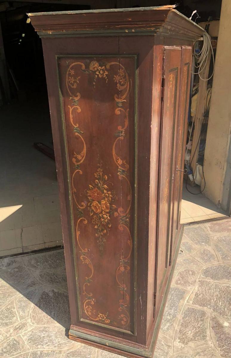 Regency 19th Century Lacquered Wardrobe with Floral Motifs For Sale