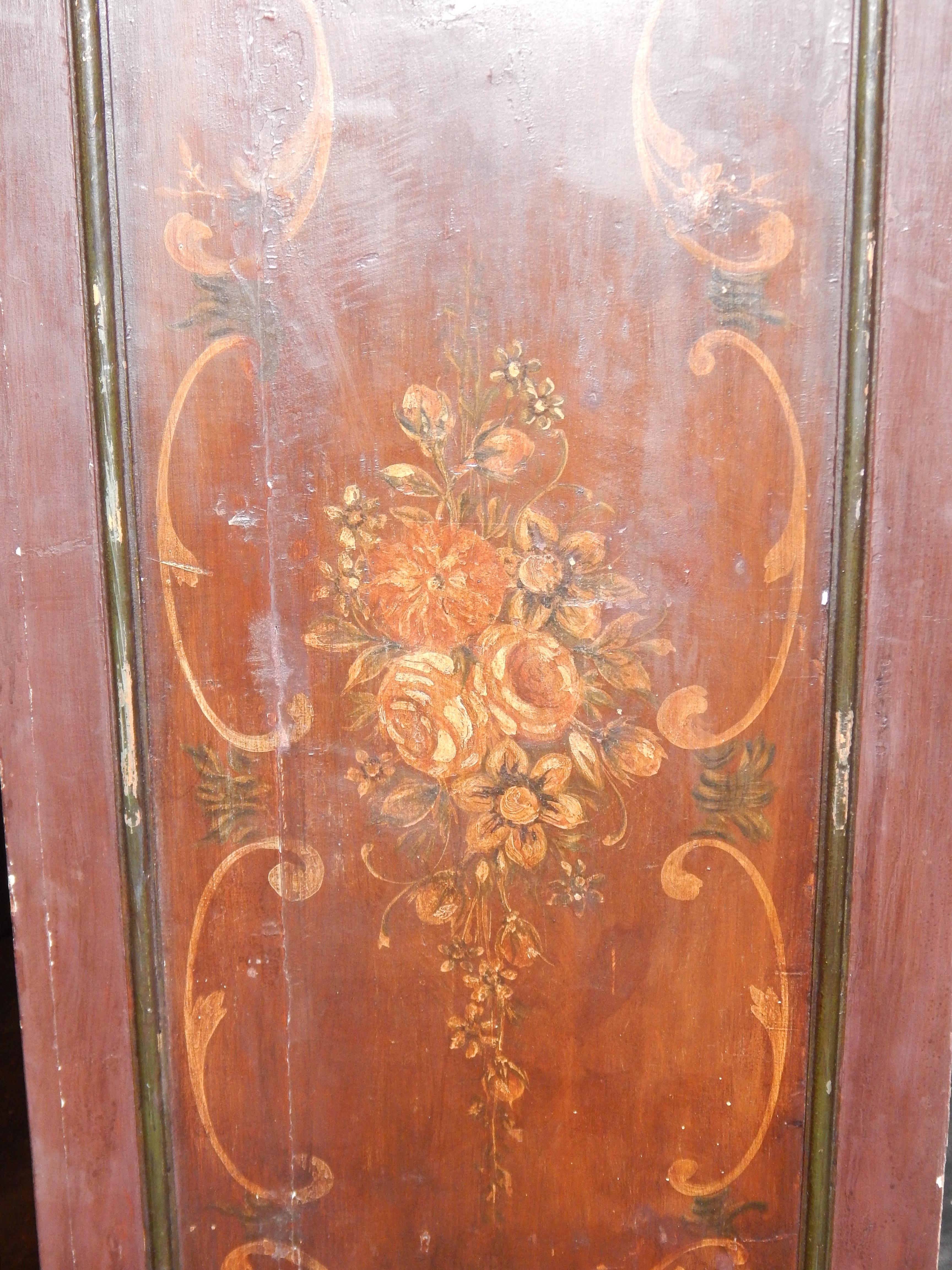 19th Century Lacquered Wardrobe with Floral Motifs In Fair Condition For Sale In Badia Polesine, Rovigo