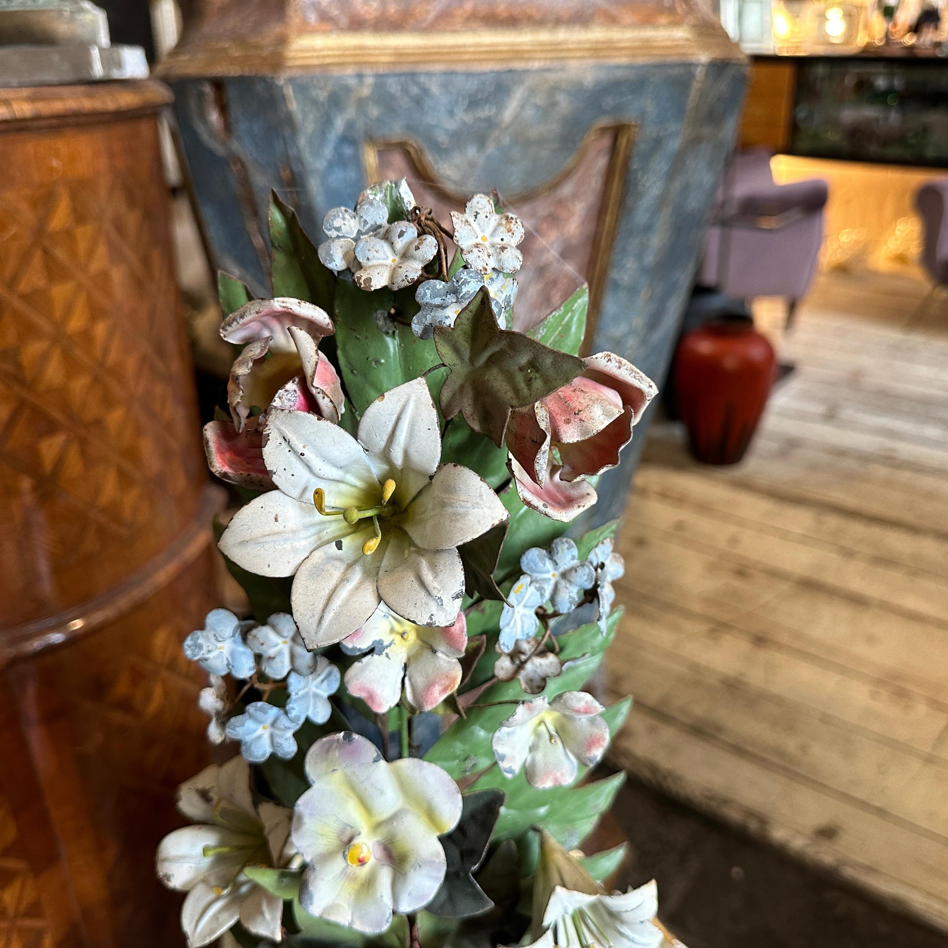 Lackierter Holzpalmenhalter aus dem 19. Jahrhundert mit originaler Metall-Blumenkomposition (Sizilianisch) im Angebot