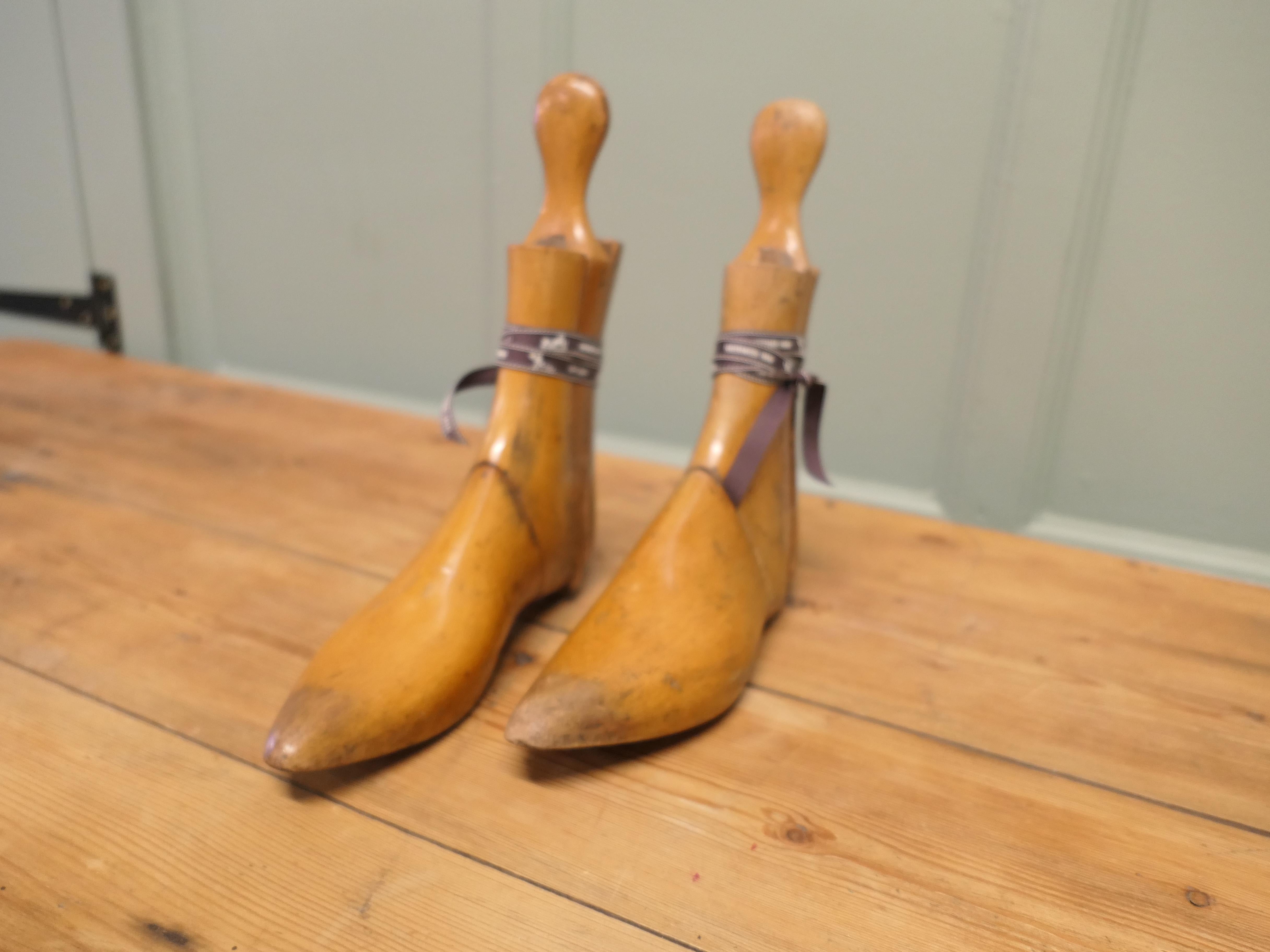 Botines o zapatones Treen de señora del siglo XIX Un par de gran aspecto en venta 1