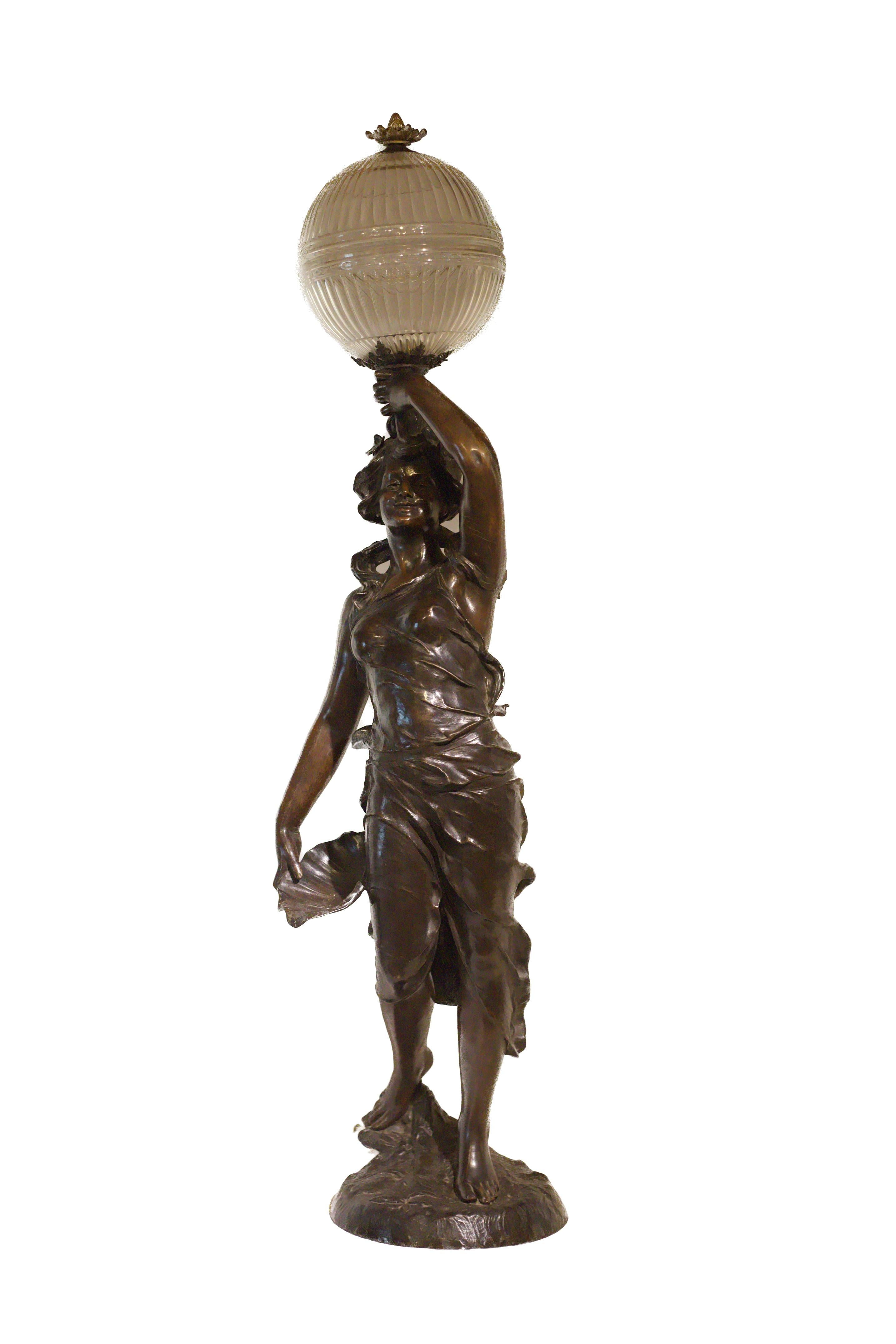 Questa squisita luminaria francese del XVIII secolo è stata realizzata in bronzo dal famoso scultore Victor Heinrich Seifert. L'opera raffigura una donna aggraziata in abiti classici, mettendo in mostra la maestria di Seifert nel rendere i tratti