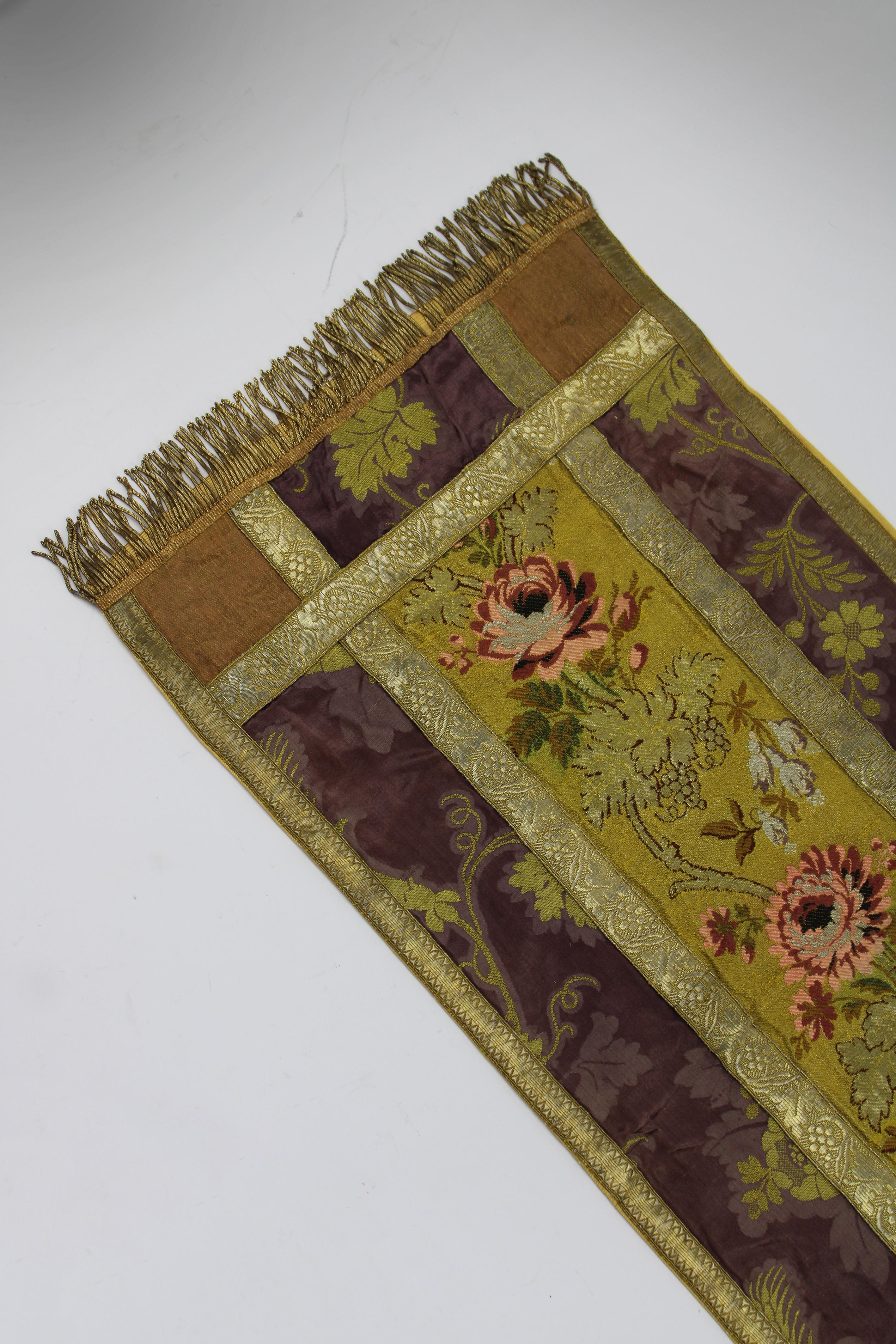 Dieser Tischläufer aus Gobelin von Lampas aus dem 19. Jahrhundert ist ein Beispiel für die raffinierte Eleganz des Louis XVI-Stils, einer Epoche, die für ihre komplizierten und luxuriösen Textilien bekannt war. Dieses exquisite Stück aus Frankreich
