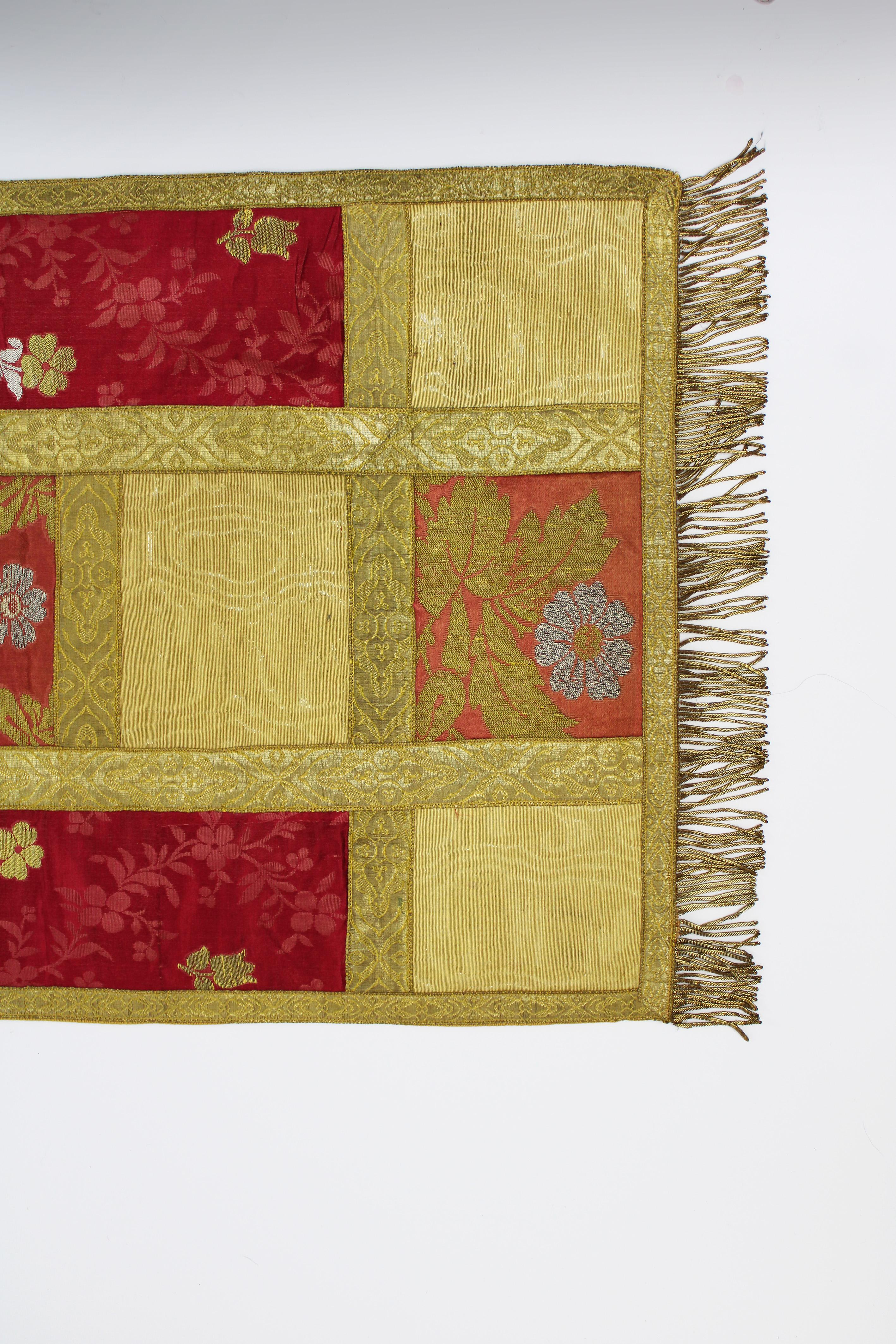 Lampas-Wandteppich, Tischläufer, gewebt, Gold, Lyon, Seide, Patchwork, Frankreich, 19. Jahrhundert (Französisch) im Angebot