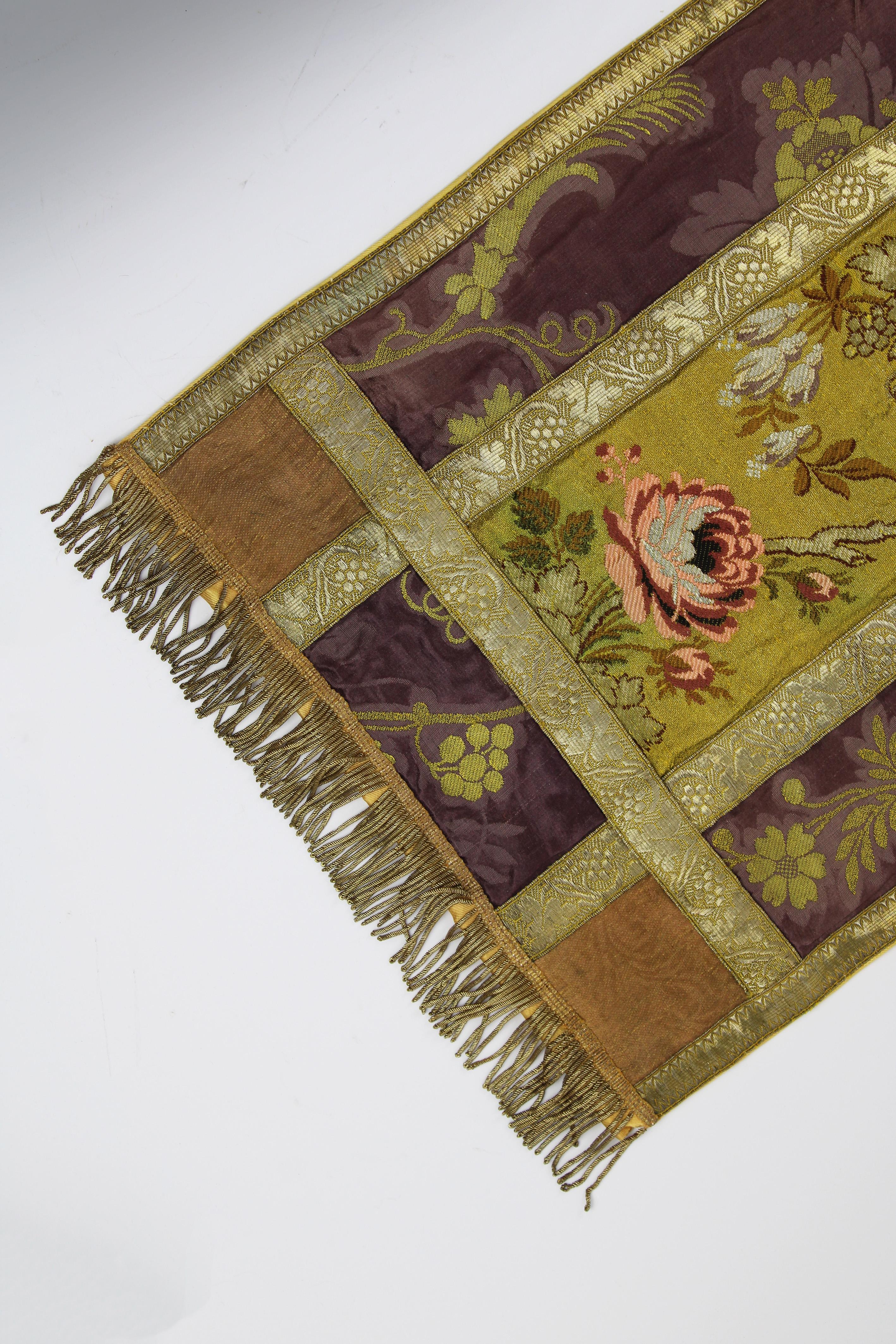 Lampas-Wandteppich, Tischläufer, gewebt, Gold, Lyon, Seide, Patchwork, Frankreich, 19. Jahrhundert (Handgefertigt) im Angebot