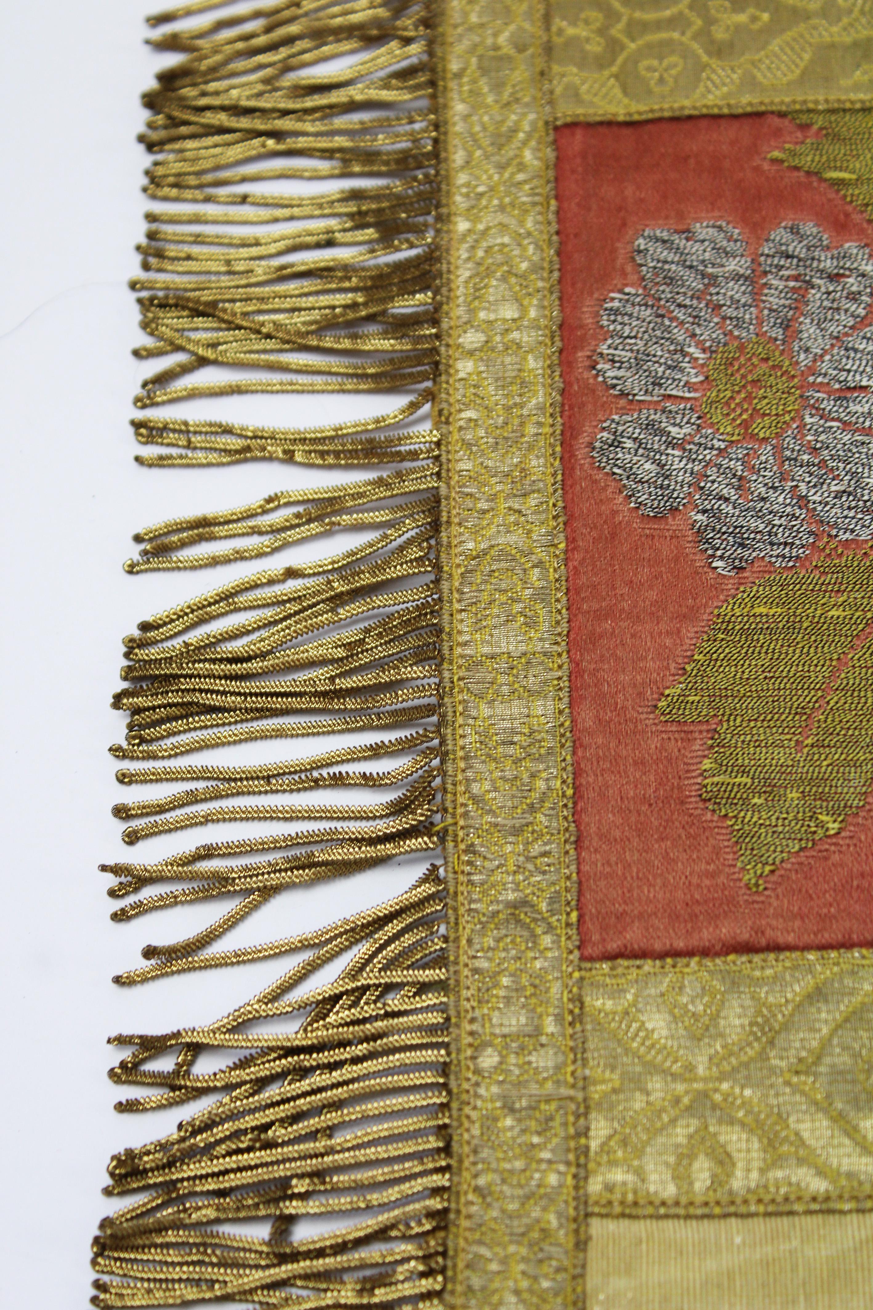 Lampas-Wandteppich, Tischläufer, gewebt, Gold, Lyon, Seide, Patchwork, Frankreich, 19. Jahrhundert im Zustand „Gut“ im Angebot in Antwerpen, BE
