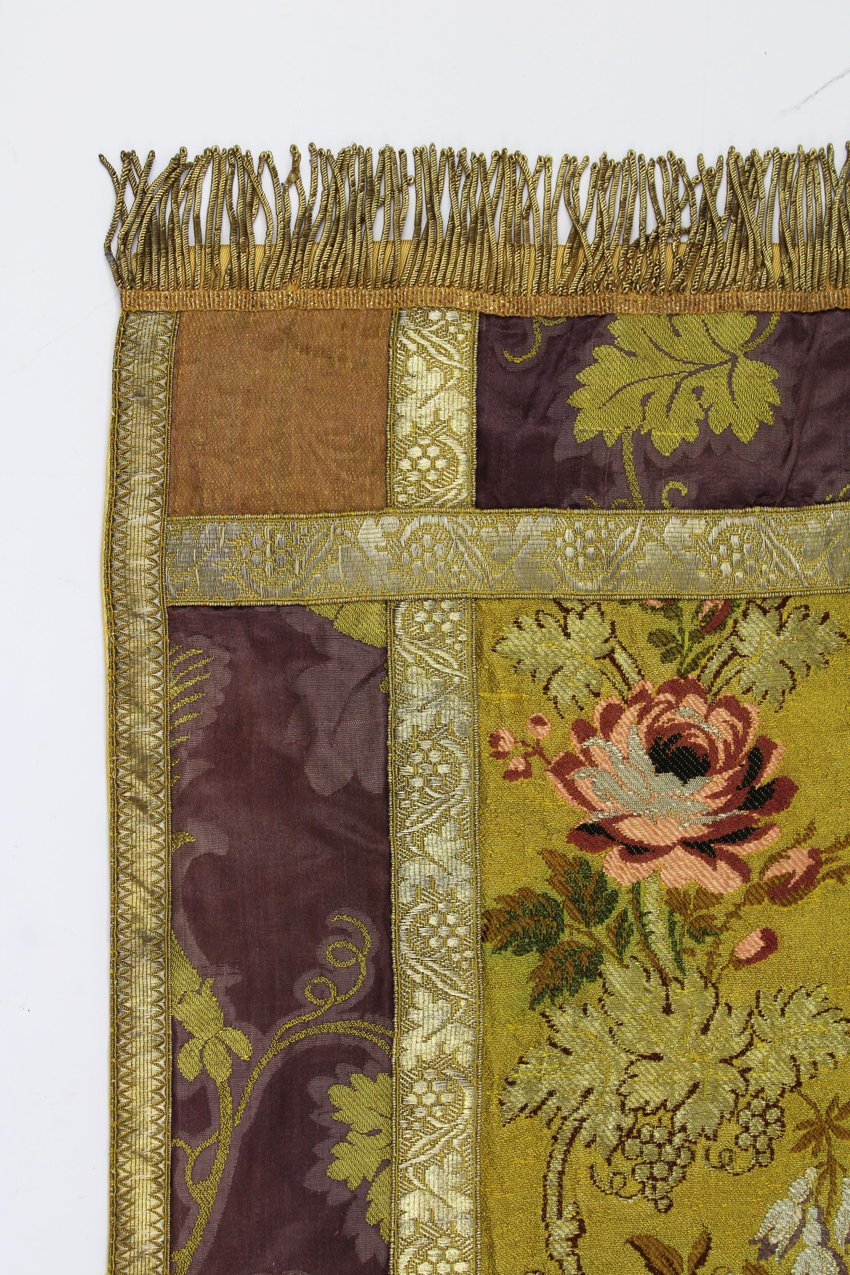 Lampas-Wandteppich, Tischläufer, gewebt, Gold, Lyon, Seide, Patchwork, Frankreich, 19. Jahrhundert im Zustand „Gut“ im Angebot in Antwerpen, BE