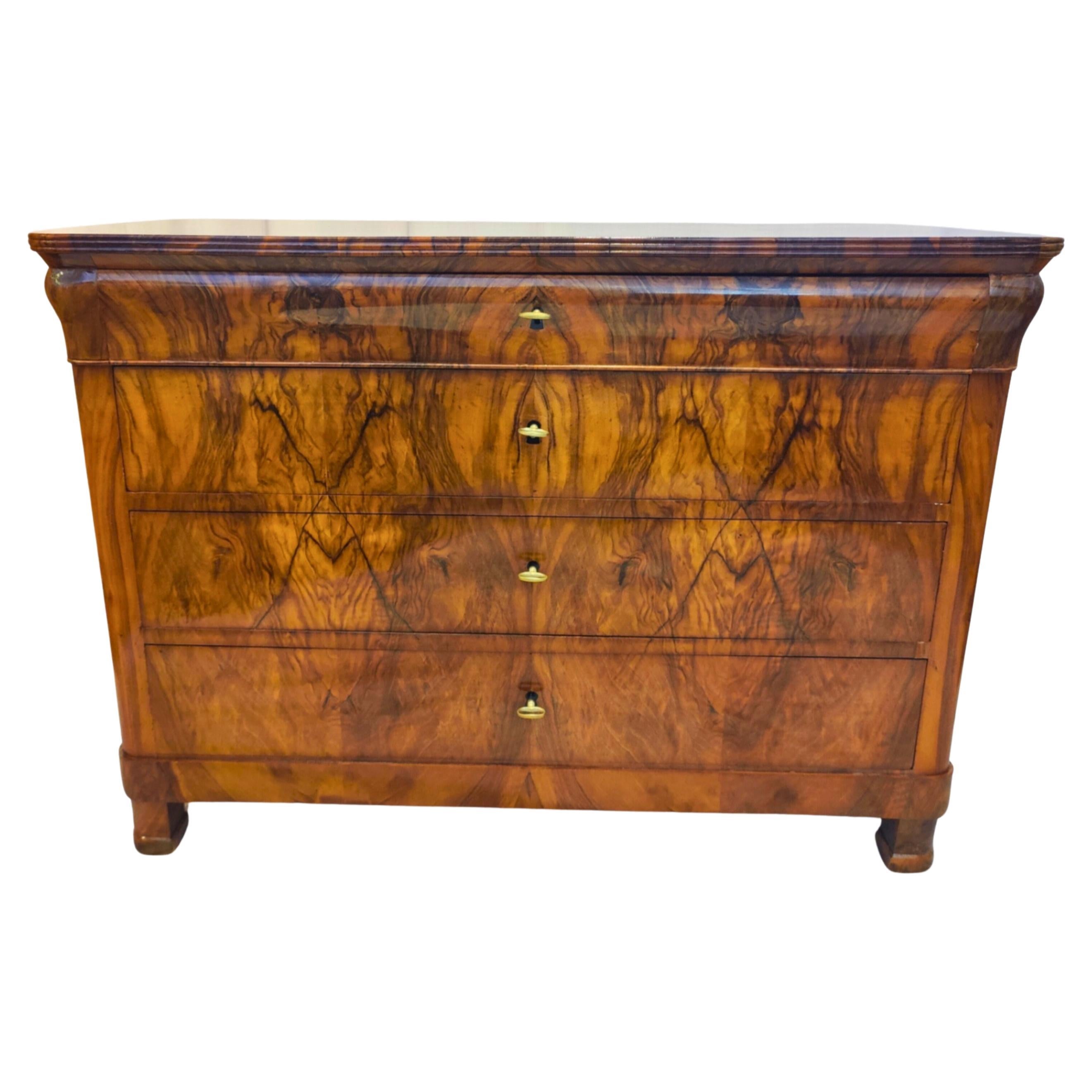 Cassettiera Biedermeier in noce a 4 cassetti del XIX secolo in vendita