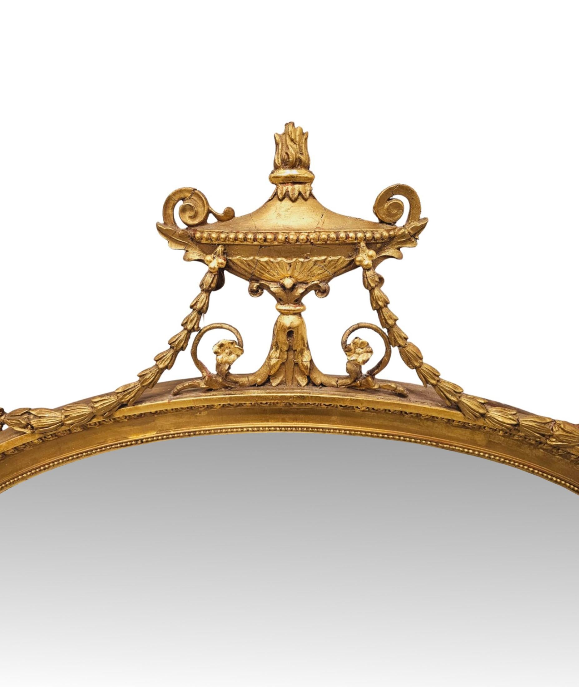 Specchio in legno dorato del XIX secolo, alla maniera di Adam Hall e di grandi proporzioni.  La lastra di vetro a specchio smussato è incastonata in una splendida cornice in legno dorato intagliato a mano, modellato e scanalato, con splendidi
