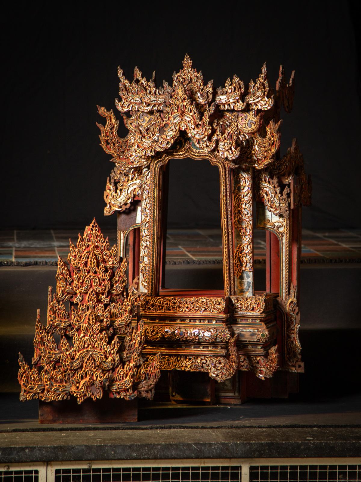 19e siècle Grand autel antique de Bouddha birman de Birmanie Bon état - En vente à DEVENTER, NL