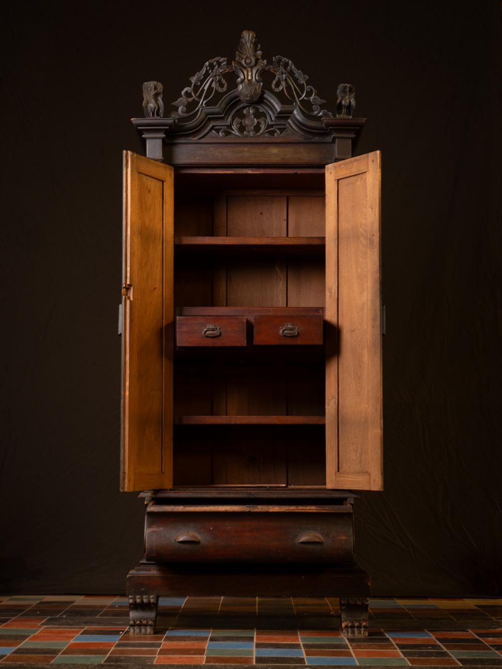19th century Large Antique Burmese Temple Cabinet from Burma - Original Buddhas In Good Condition For Sale In DEVENTER, NL