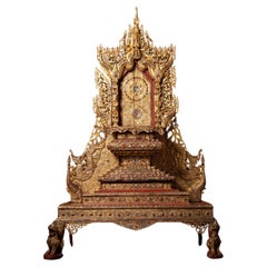 Grande trono birmano antico del XIX secolo proveniente dalla Birmania