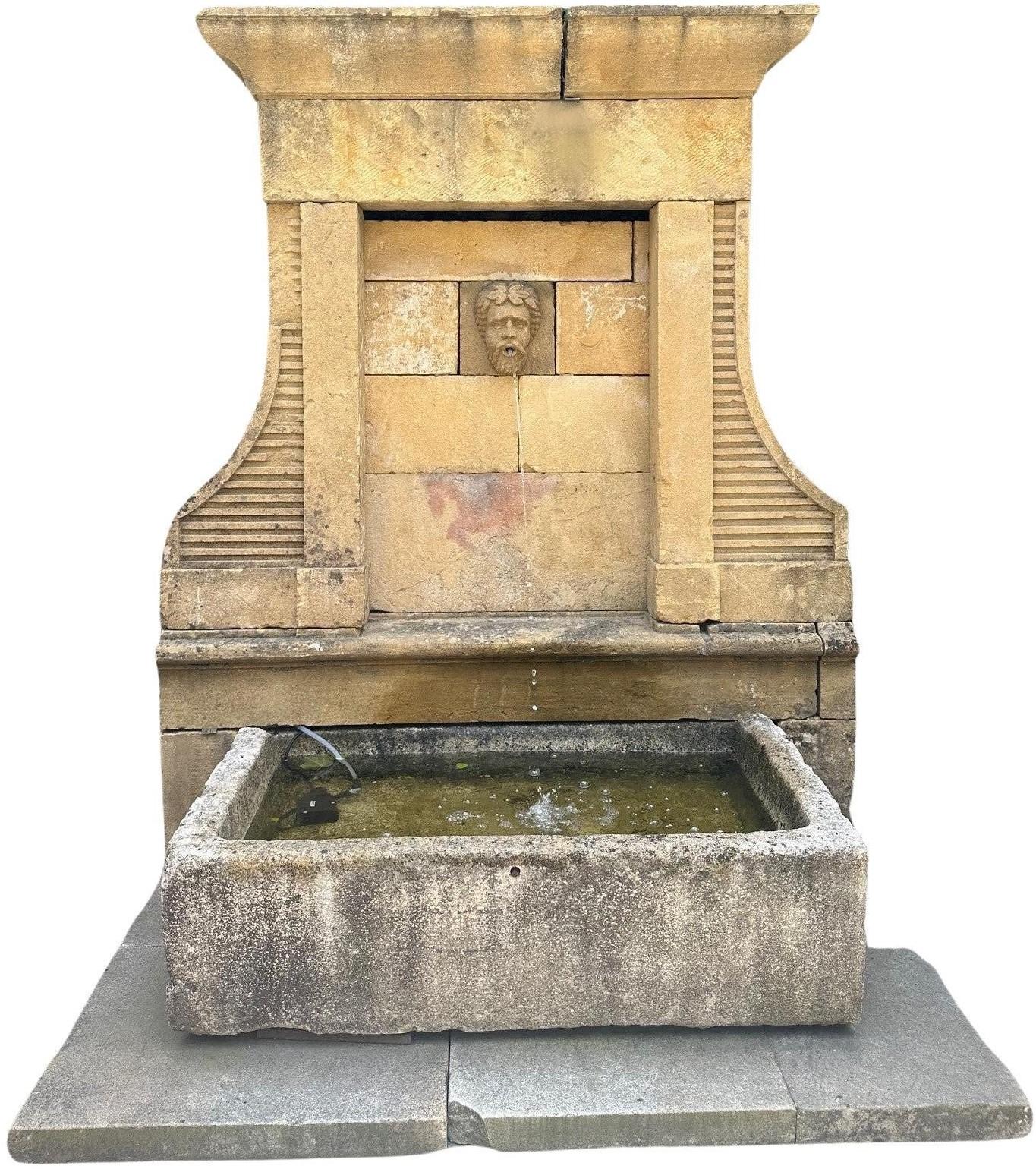 Gran fuente de agua antigua de piedra tallada del siglo XIX Francés en venta