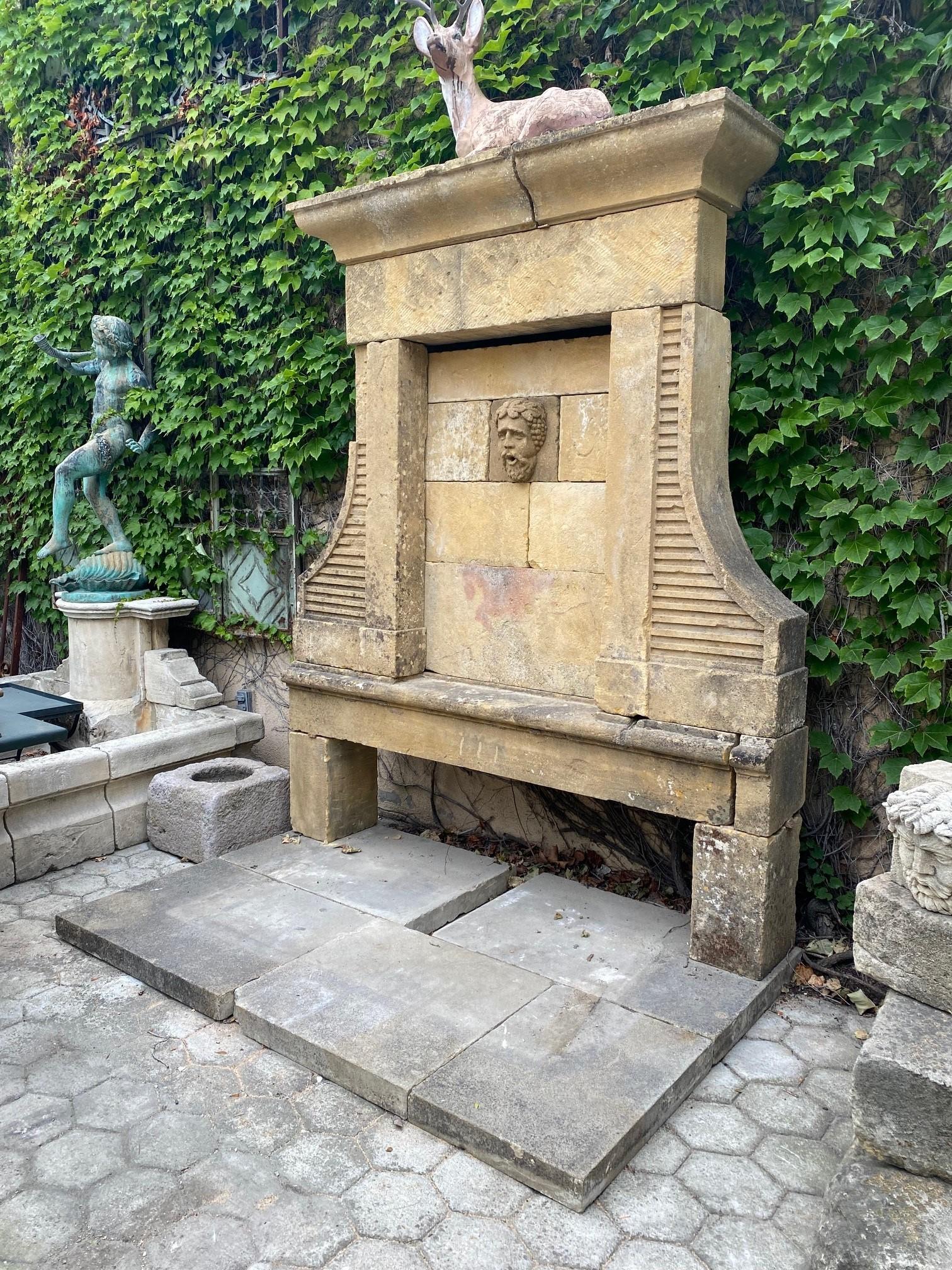 Gran fuente de agua antigua de piedra tallada del siglo XIX en Bastante bueno estado para la venta en West Hollywood, CA
