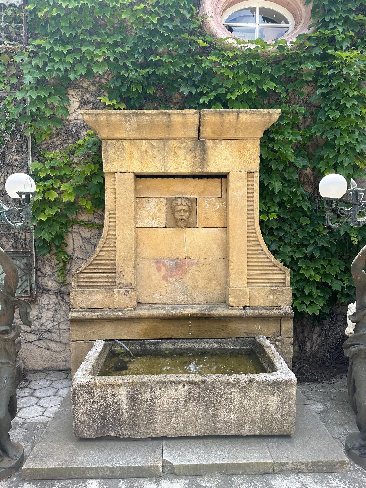 Gran fuente de agua antigua de piedra tallada del siglo XIX en venta 1