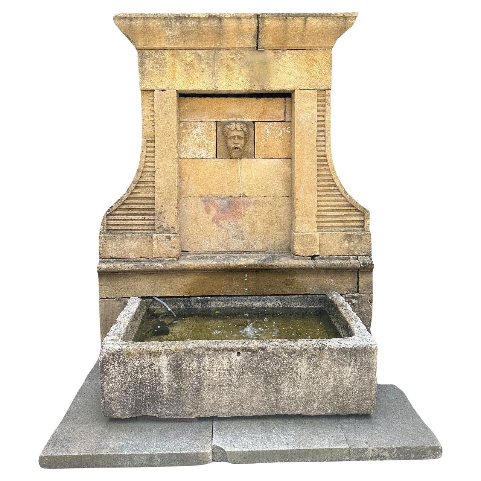 Gran fuente de agua antigua de piedra tallada del siglo XIX en venta