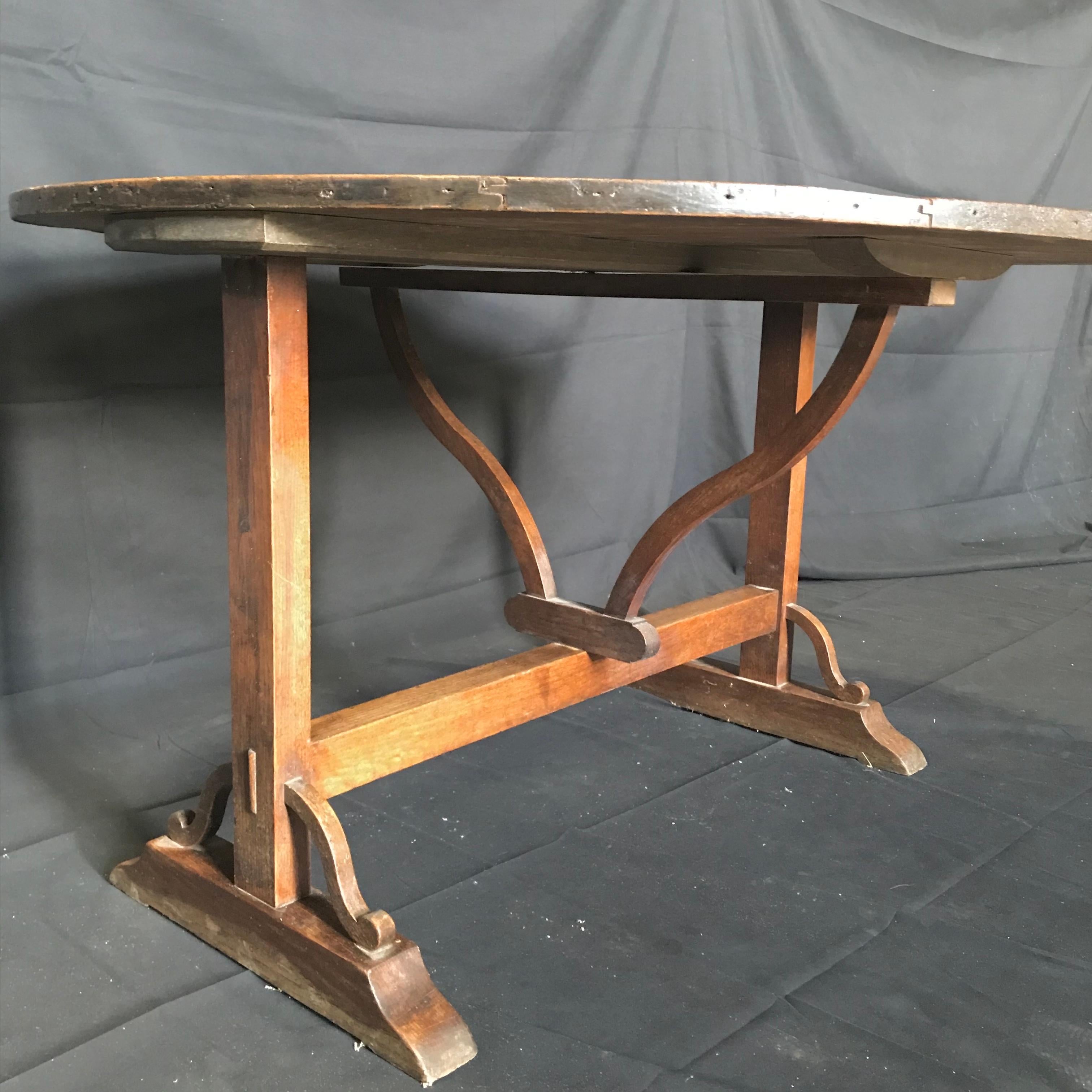 French wine tasting table, also known as a vendage or vigeron table, which was once used in the vineyards of France for tasting wine or enjoying a meal. This table would be suitable for use in a breakfast area or wine cellar. Featuring a tilt-top,