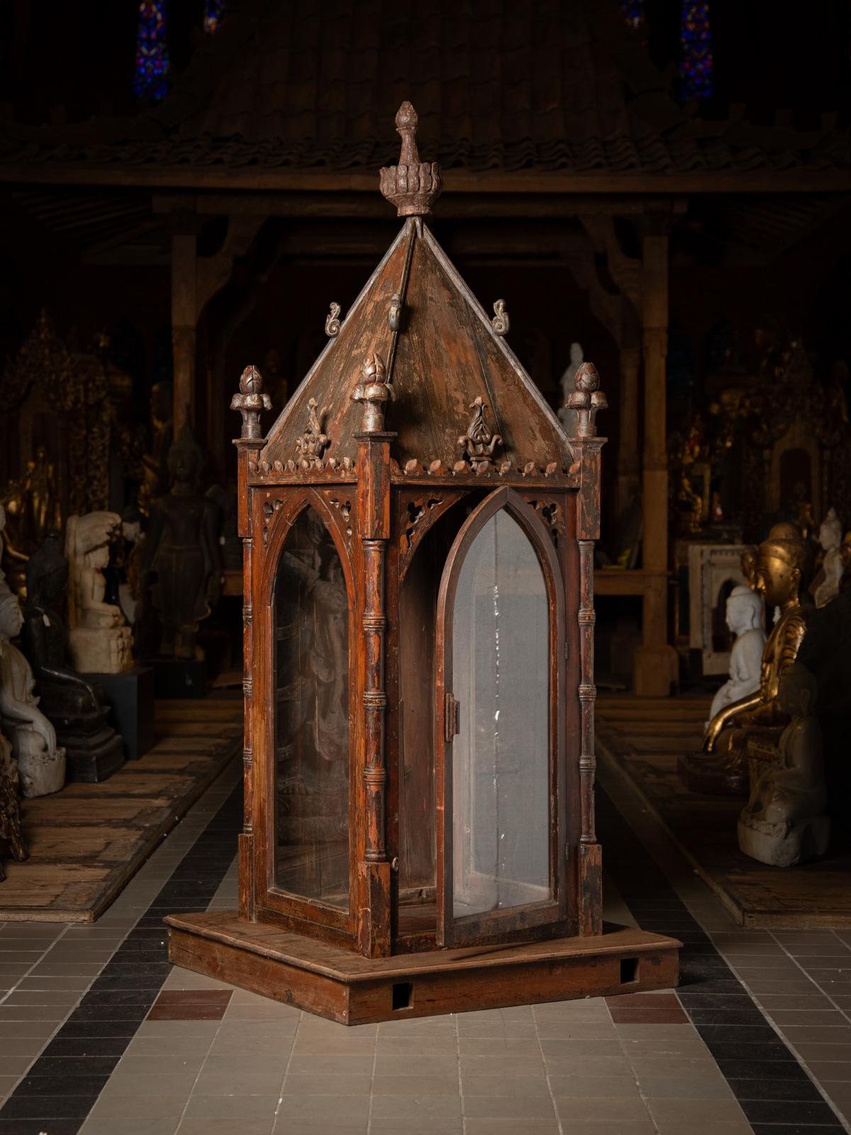 19th century Large antique Indian wooden Temple from India - Original Buddhas In Good Condition For Sale In DEVENTER, NL