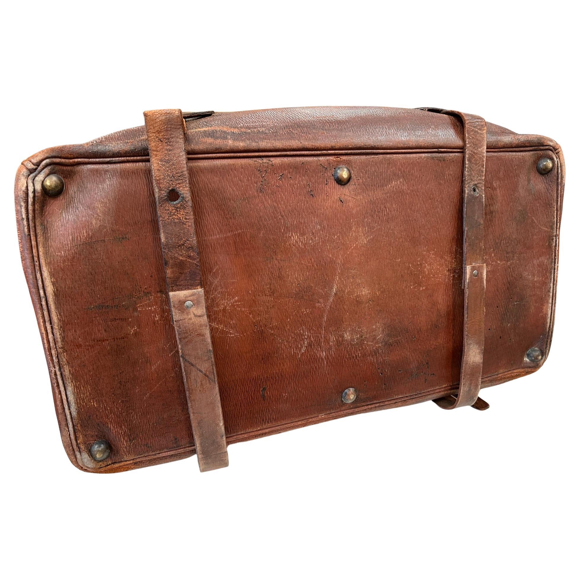 XIXe siècle Grand bagage de voyage en cuir ancien du 19ème siècle avec accents en laiton en vente