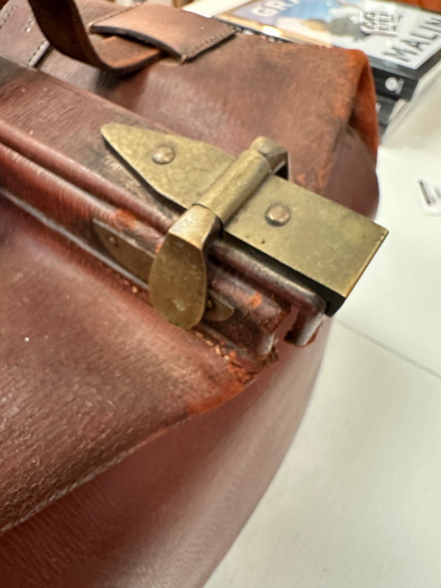Großes antikes Reisegepäck aus Leder des 19. Jahrhunderts mit Messing-Akzenten im Zustand „Gut“ im Angebot in Wichita, KS