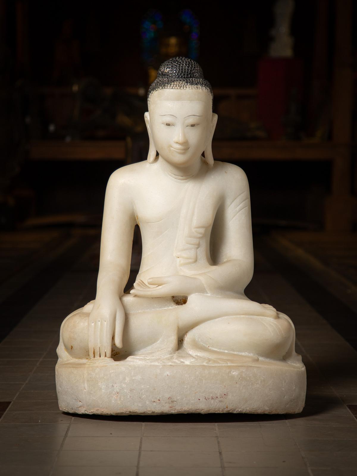 Diese große antike Marmor-Buddha-Statue aus Mandalay ist ein bemerkenswertes Stück aus dem 19. Jahrhundert und stammt aus Birma (Myanmar). Die aus feinem Marmor gefertigte Statue misst 80 cm in der Höhe, 55 cm in der Breite und 37 cm in der Tiefe