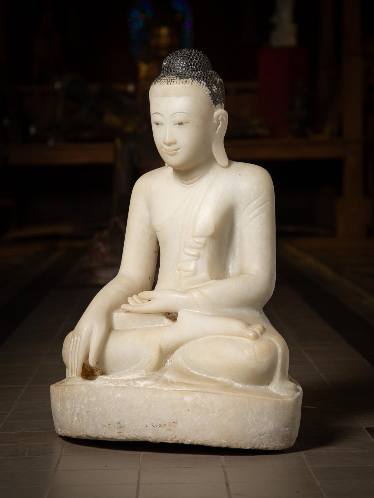 19. Jahrhundert Große antike Marmor-Buddha-Statue aus Mandalay in Bhumisparsha Mudra im Zustand „Gut“ im Angebot in DEVENTER, NL