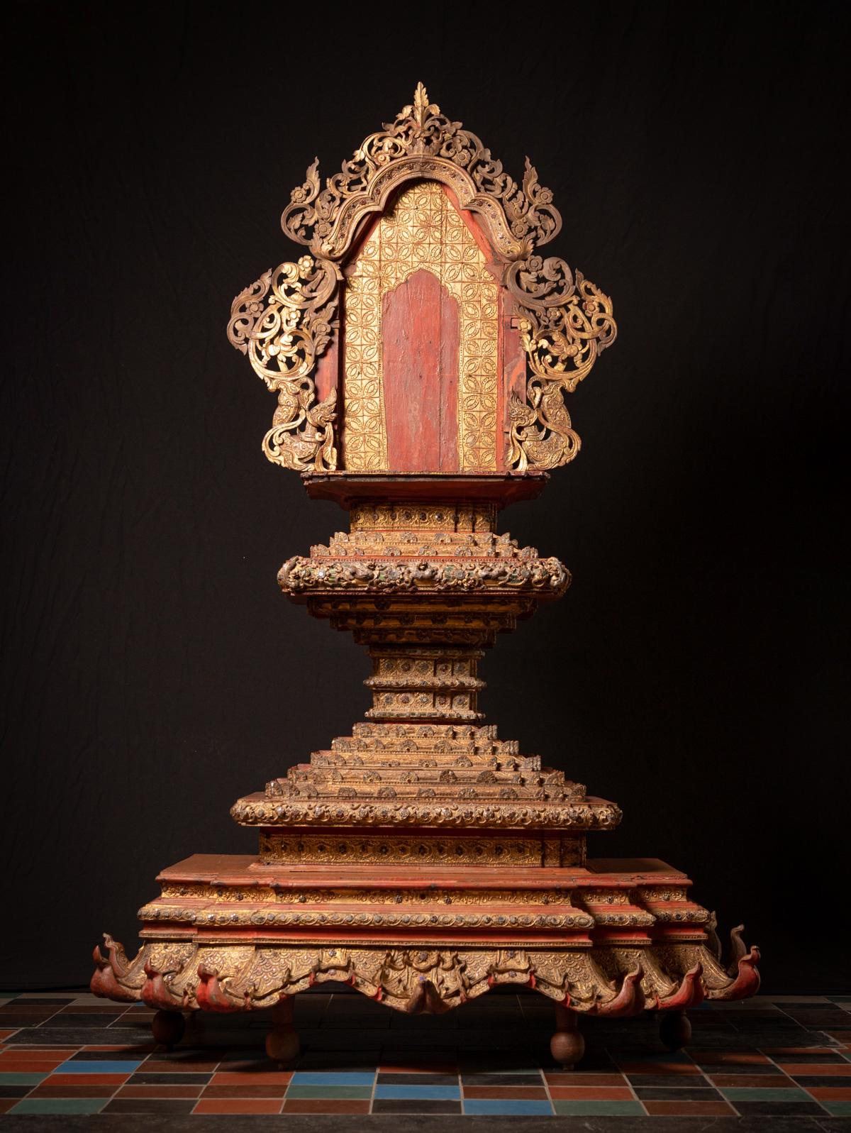 Ce grand trône birman antique en bois est un magnifique exemple d'artisanat de style Shan (Tai Yai) de Birmanie (Myanmar) datant du XIXe siècle. Sculpté dans du bois et doré à l'or fin 24 carats, le trône mesure 217 cm de haut, 140 cm de large et