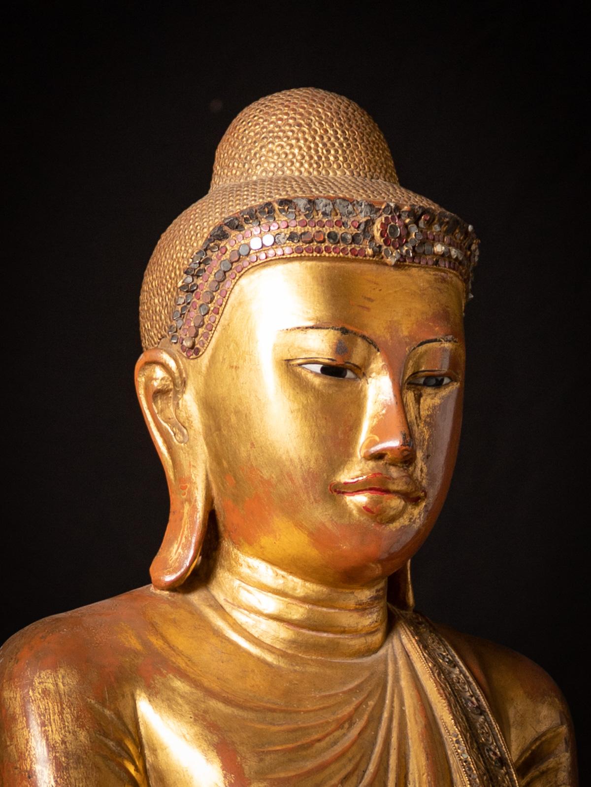 Este gran Buda birmano antiguo de madera de Mandalay es una extraordinaria obra maestra del arte birmano del siglo XIX. Elaborada por expertos en madera y dorada con oro de 24 quilates, mide 205 cm de alto, 69,5 cm de ancho y 29,5 cm de profundidad,