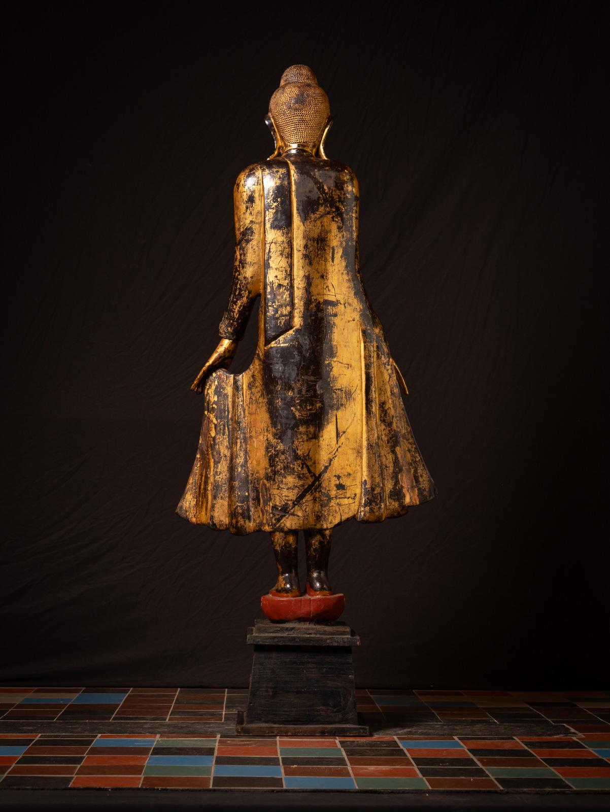 19ème siècle Grande statue antique de Bouddha en bois de Mandalay, Birmanie Bon état - En vente à DEVENTER, NL
