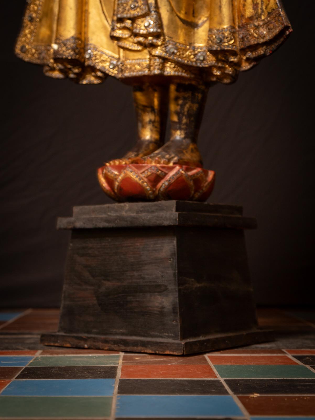 XIXe siècle 19ème siècle Grande statue antique de Bouddha en bois de Mandalay, Birmanie en vente