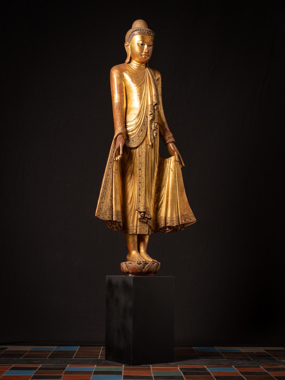 Siglo XIX Gran estatua antigua de madera de Buda de Mandalay procedente de Birmania en Bueno estado para la venta en DEVENTER, NL