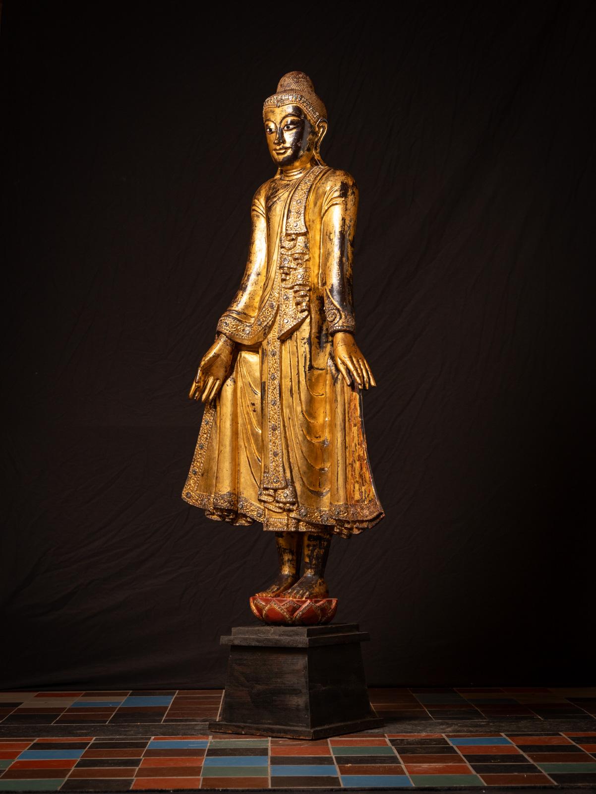 19ème siècle Grande statue antique de Bouddha en bois de Mandalay, Birmanie en vente 1