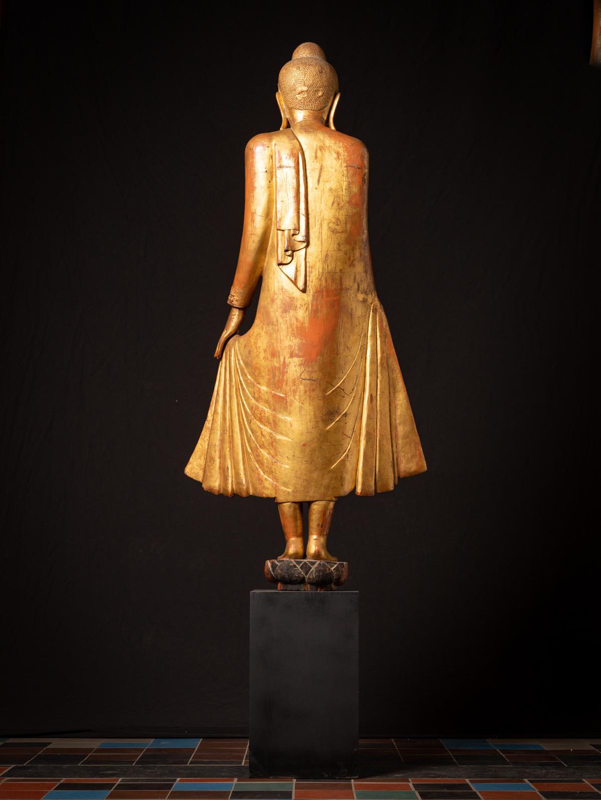 Siglo XIX Gran estatua antigua de madera de Buda de Mandalay procedente de Birmania Madera en venta