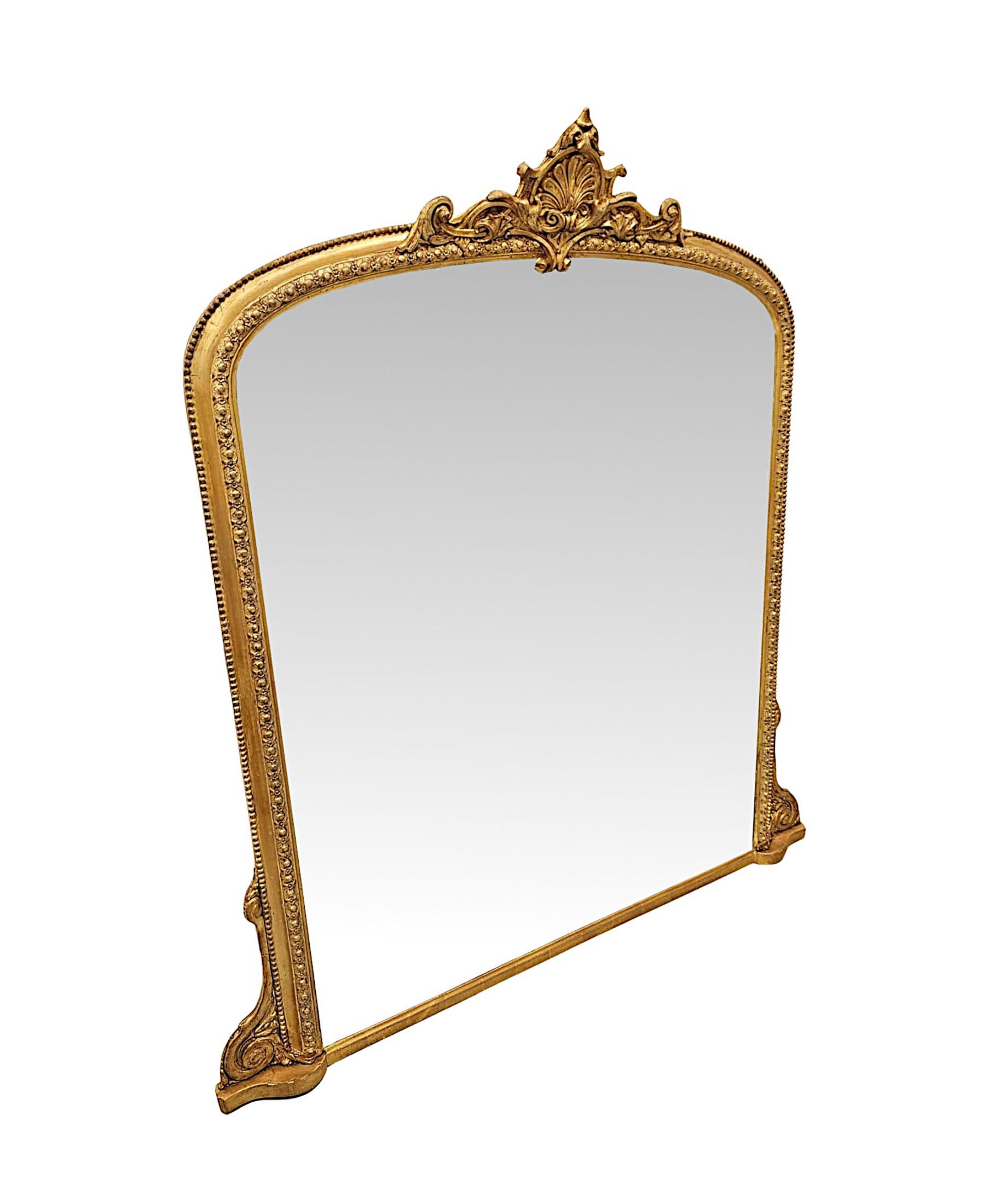 Fantástico espejo de salón de madera dorada del siglo XIX, de excepcional calidad y grandes proporciones. La placa de cristal de espejo moldeado y curvado o forma de arco está engastada dentro de un marco de madera dorada bellamente tallado a mano,
