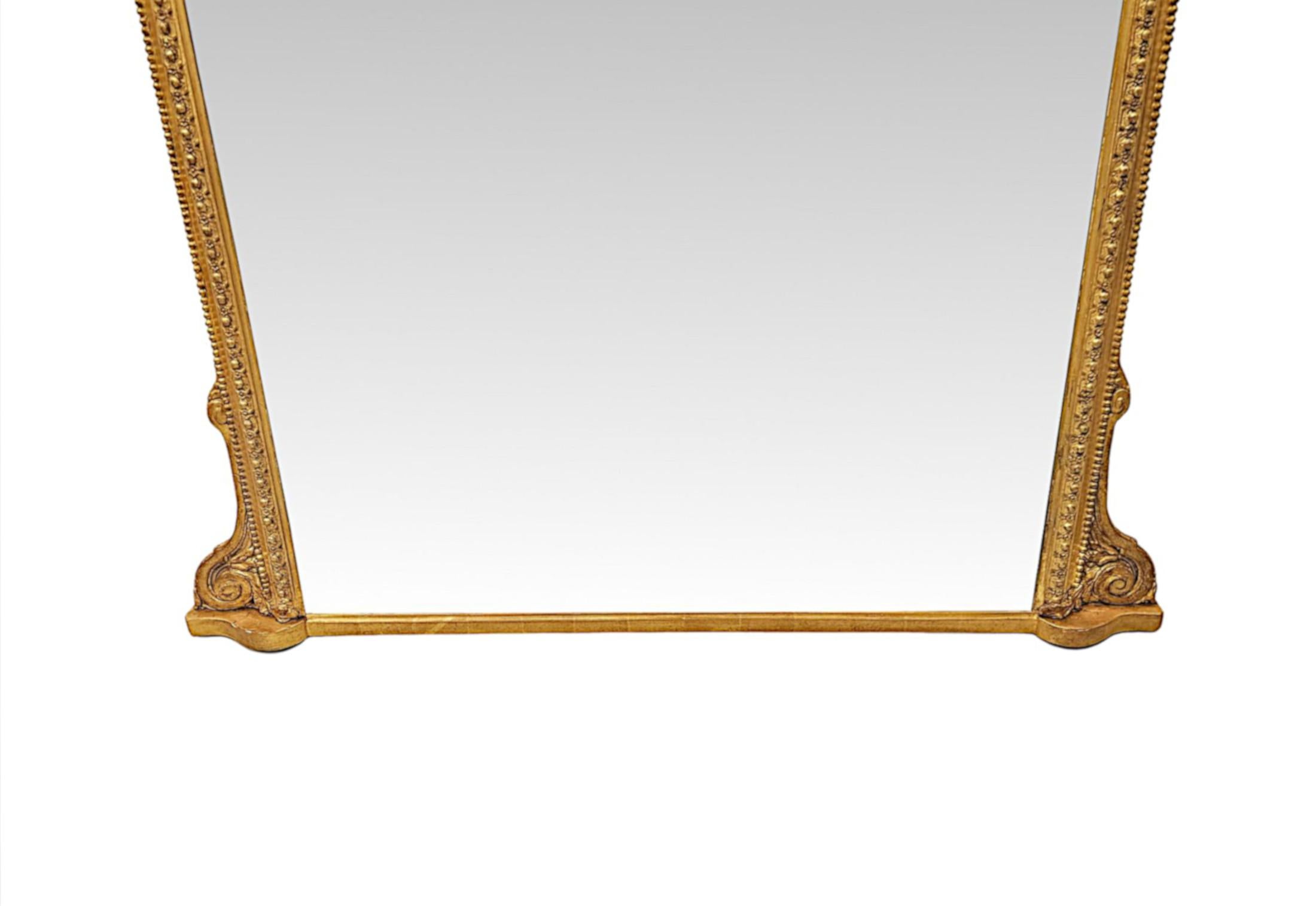 Gran espejo sobremantelado de madera dorada de arco del siglo XIX con cartela central Vidrio en venta