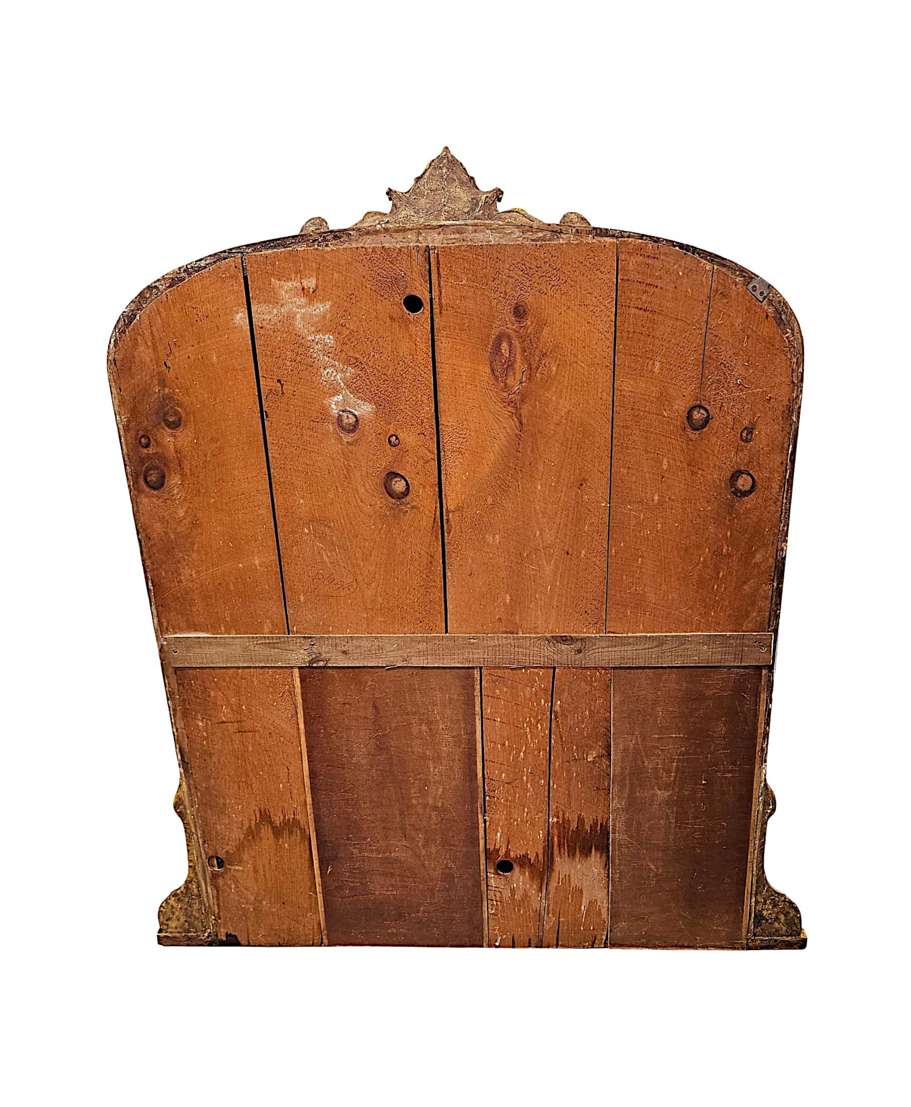Gran espejo sobremantelado de madera dorada de arco del siglo XIX con cartela central en venta 1