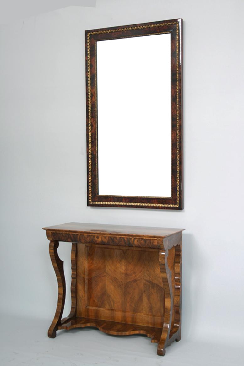 Hallo,
Dieser elegante und große Biedermeier-Spiegel aus Nussbaumholz wurde um 1825 in Wien hergestellt.

Das Wiener Biedermeier zeichnet sich durch seine raffinierten Proportionen, sein seltenes und raffiniertes Design und seine hervorragende