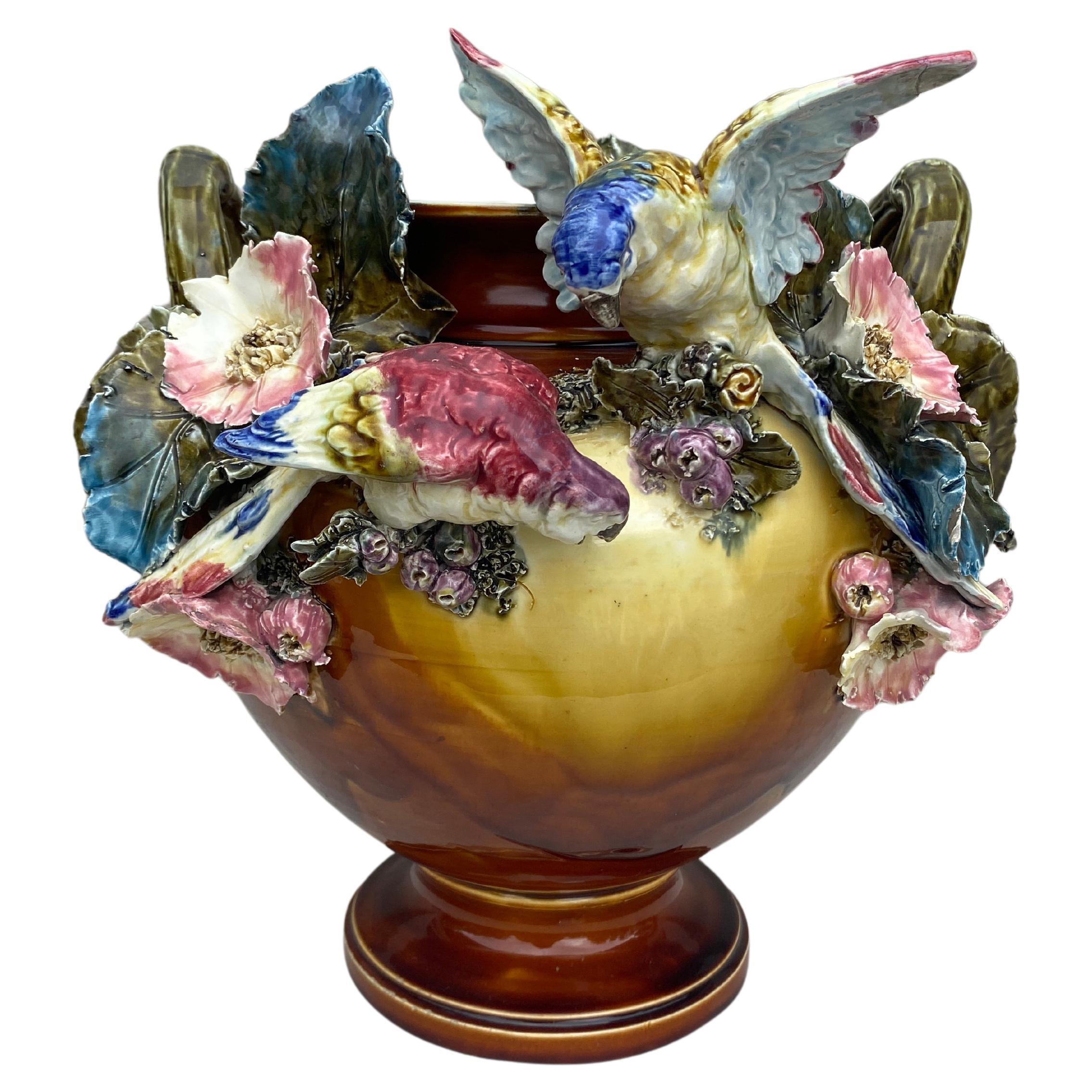 Grand pot à cache autrichien du 19e siècle, perroquets et fleurs.
Hauteur / 12 pouces.
Diamètre / 12 pouces.